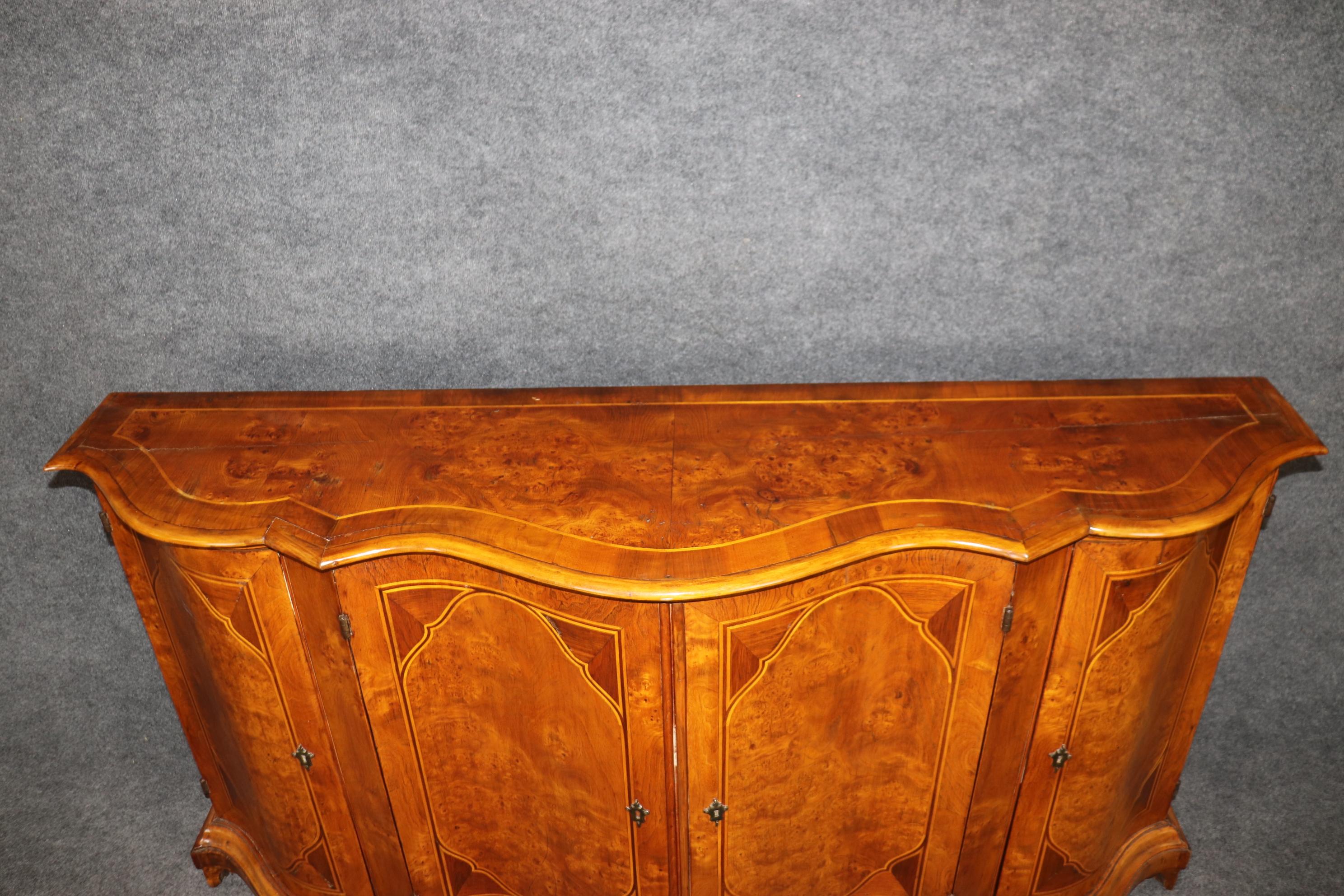 Rococo Fantastique buffet italien d'époque rococo en bois d'olivier marqueté, vers les années 1820 en vente