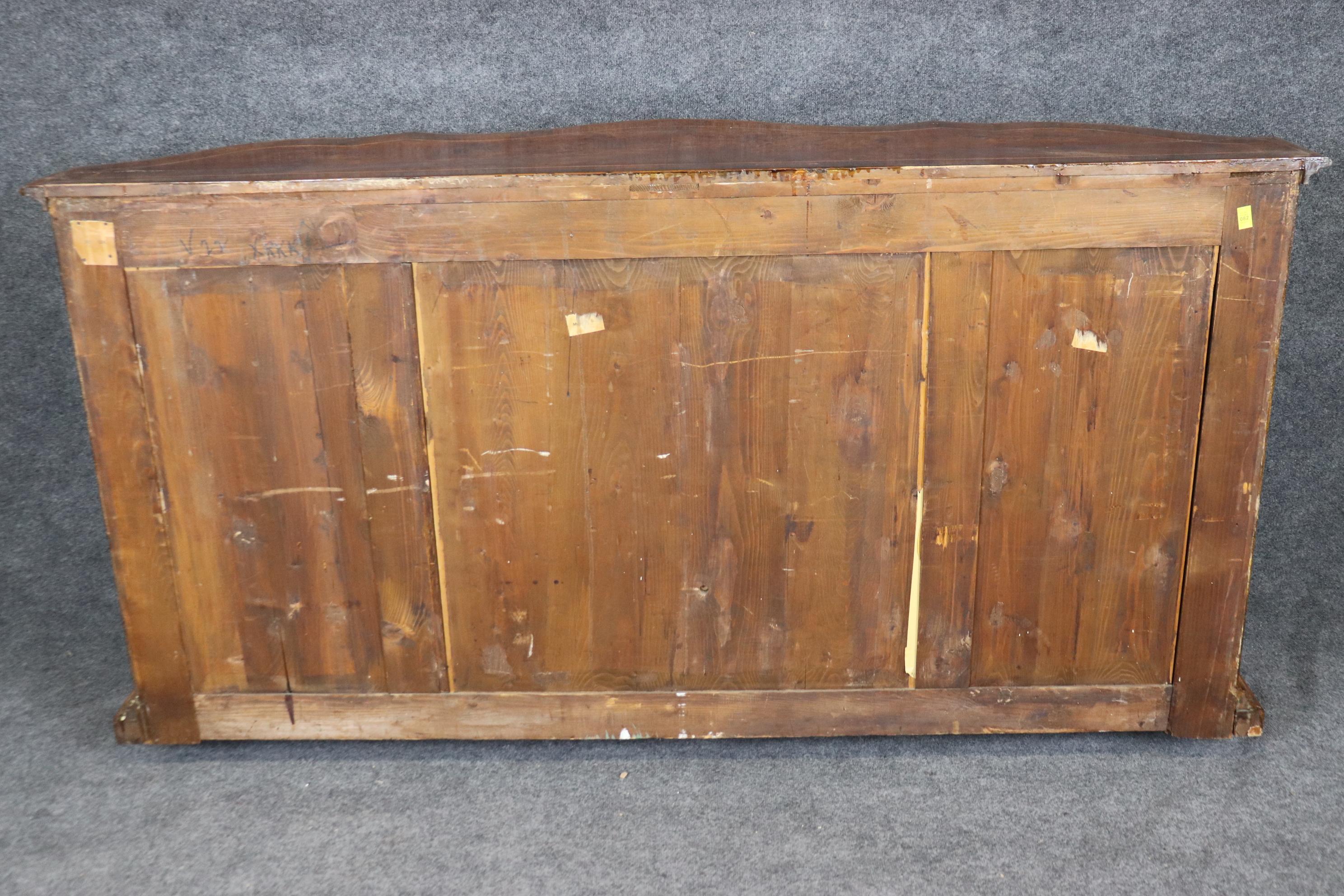 Fantastique buffet italien d'époque rococo en bois d'olivier marqueté, vers les années 1820 Bon état - En vente à Swedesboro, NJ