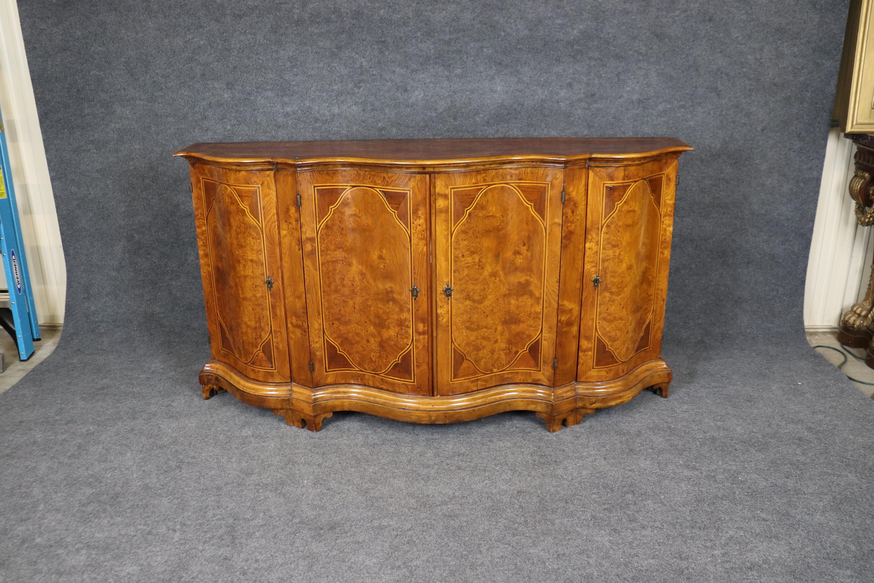Début du XIXe siècle Fantastique buffet italien d'époque rococo en bois d'olivier marqueté, vers les années 1820 en vente