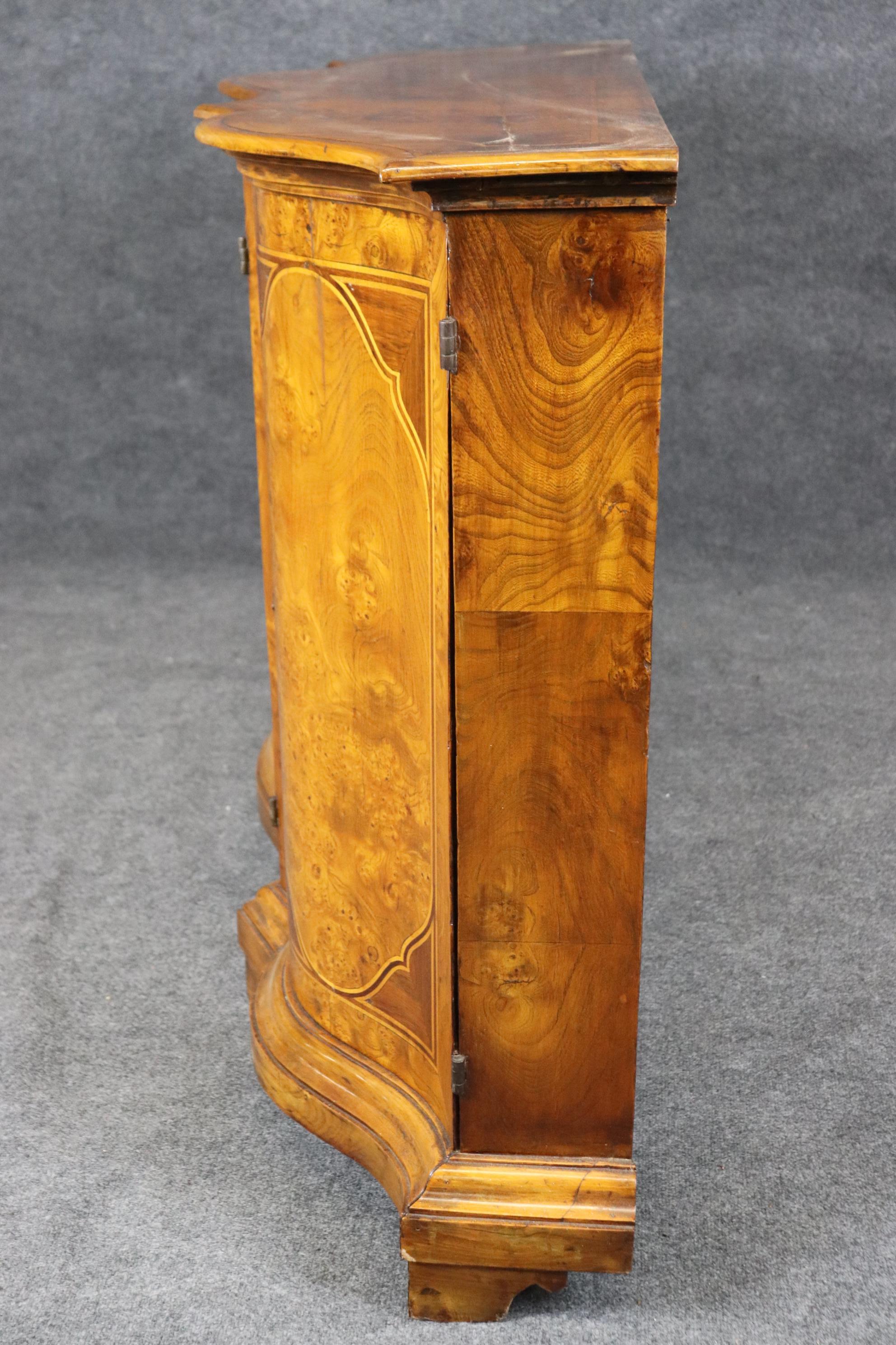 Fer Fantastique buffet italien d'époque rococo en bois d'olivier marqueté, vers les années 1820 en vente