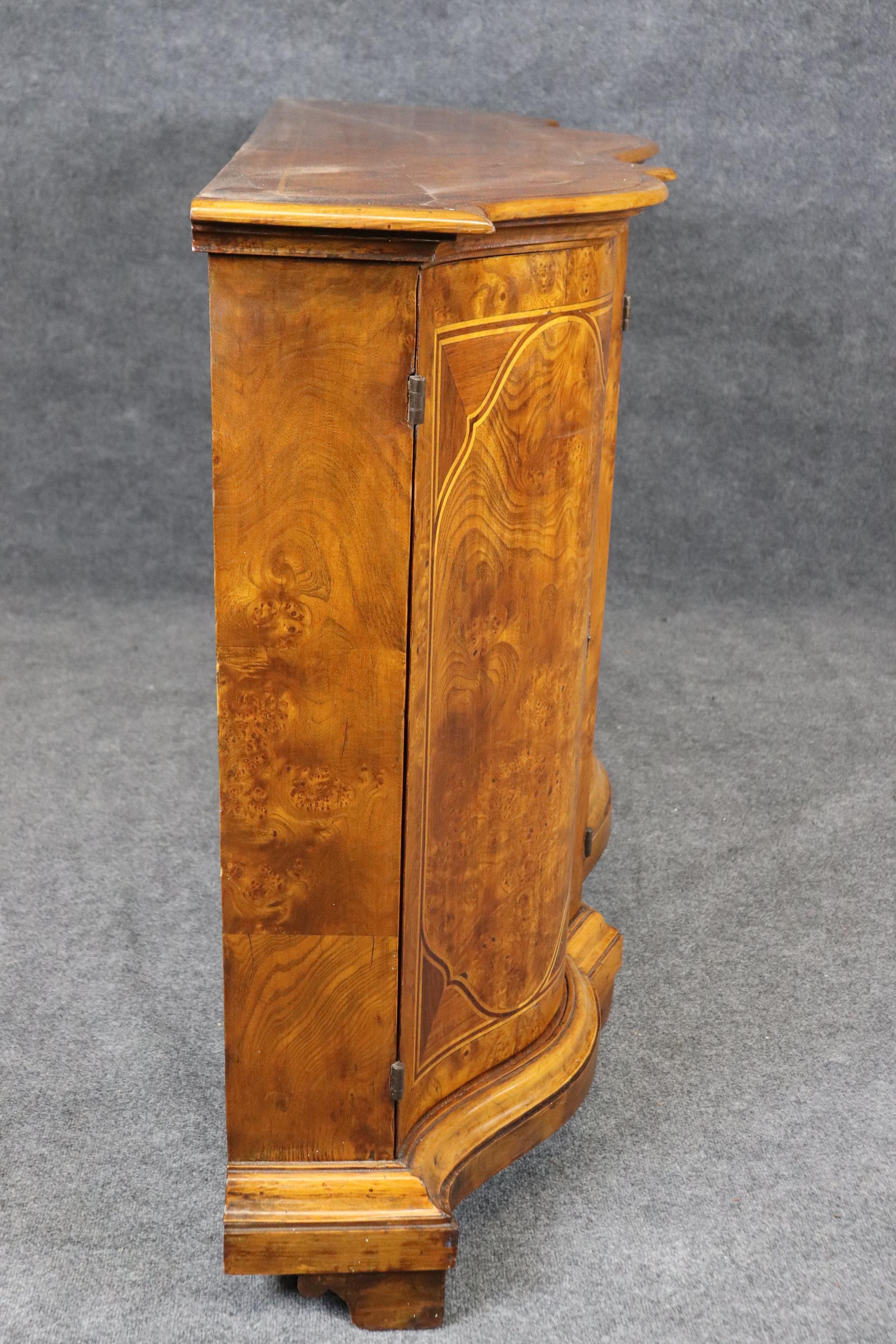 Fantastique buffet italien d'époque rococo en bois d'olivier marqueté, vers les années 1820 en vente 1