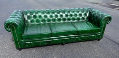 Fantastisches Kelly Green 95 Zoll CUSTOM MADE Chesterfield Sofa aus echtem Leder