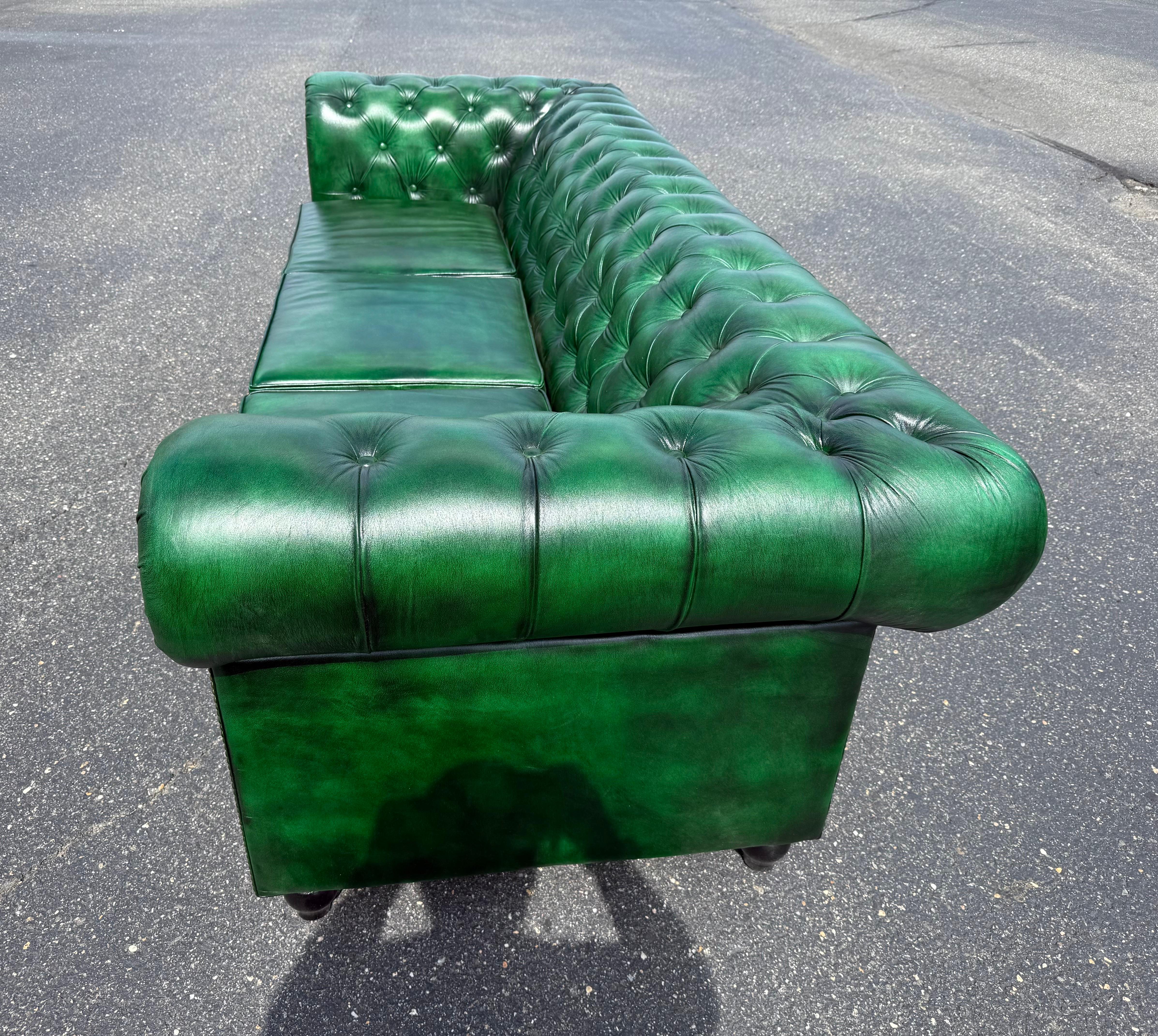 Fantastic Kelly Green 95 inch Custom-Made Genuine Leather Chesterfield Sofa In Good Condition For Sale In Swedesboro, NJ