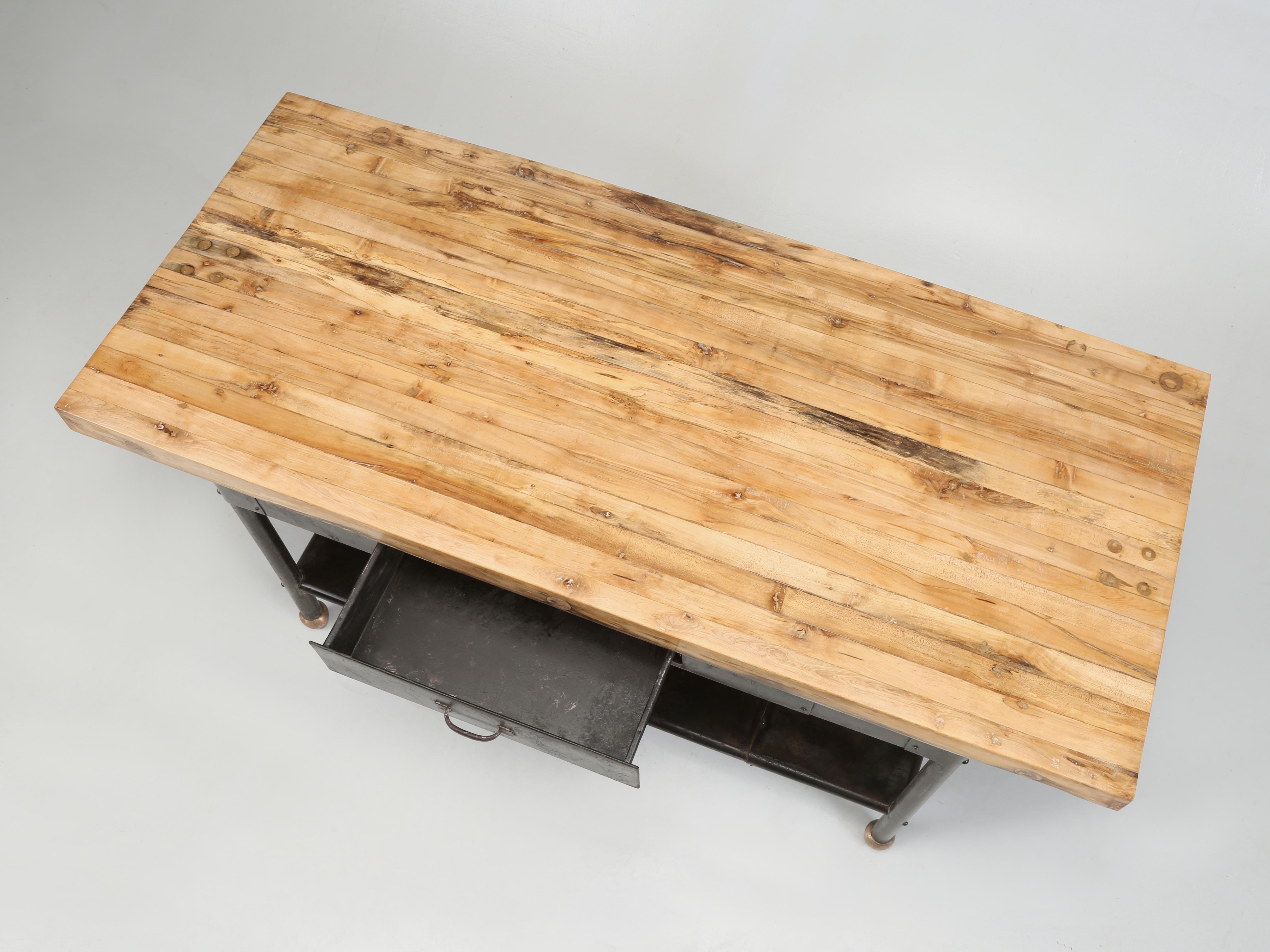 Fantástica isla de cocina recuperada de una mesa de carnicero de Wisconsin restaurada. Uno de nuestros recolectores favoritos encontró esta rarísima mesa de carnicero americana de principios de 1900 en medio de Wisconsin, y digamos que estaba muy