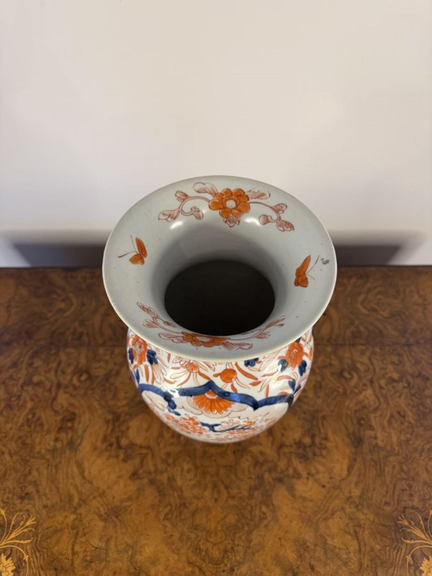 Fantastisches großes Paar antiker japanischer Imari-Vasen mit einem hochwertigen großen Paar antiker japanischer Imari-Vasen, verziert mit Blumen, Blättern, Bäumen, Insekten und Schriftrollen, handbemalt in wunderbaren roten, blauen, grünen,