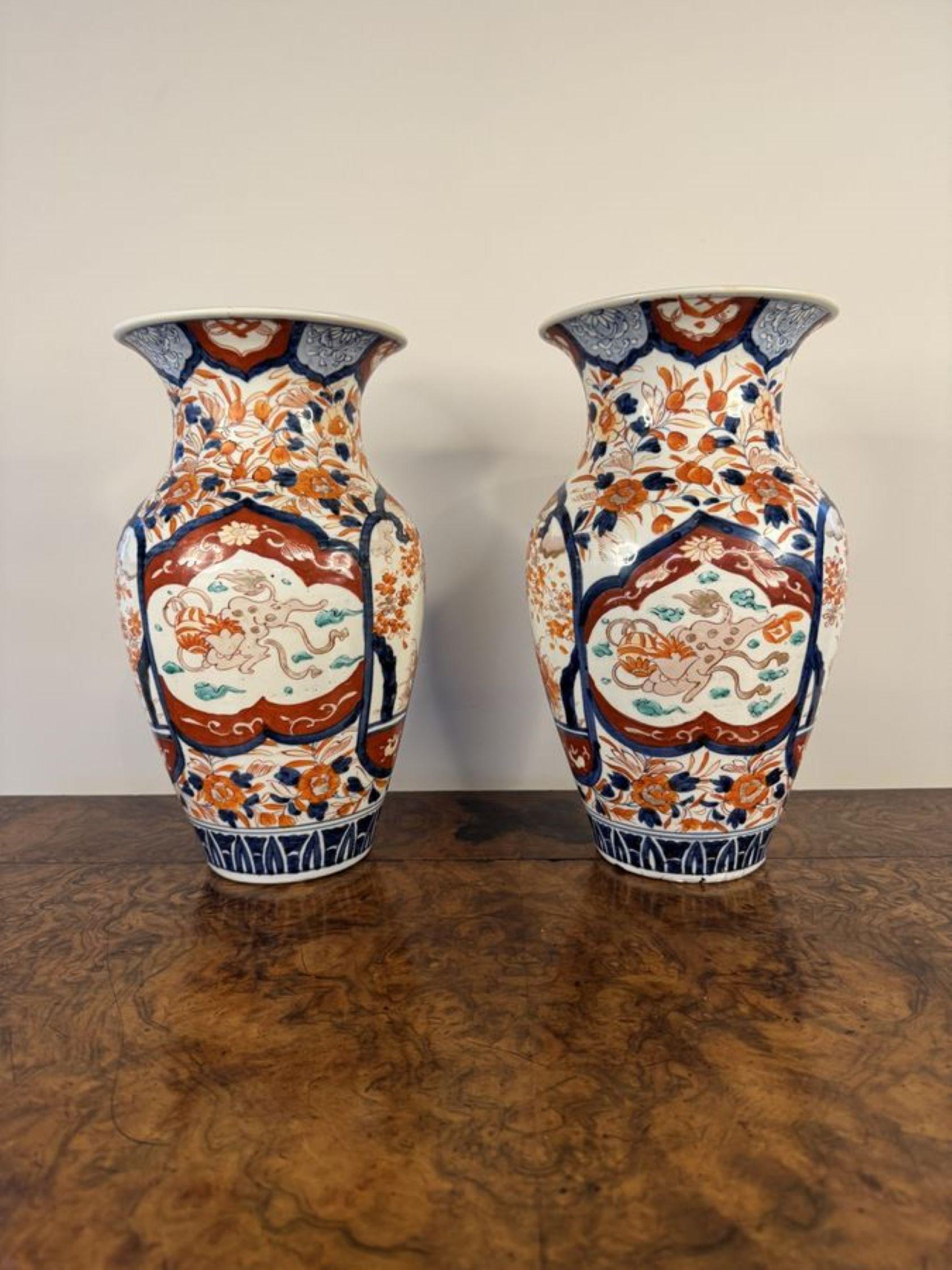 Fantastisches, großes Paar antiker japanischer Imari-Vasen aus Japan (20. Jahrhundert) im Angebot