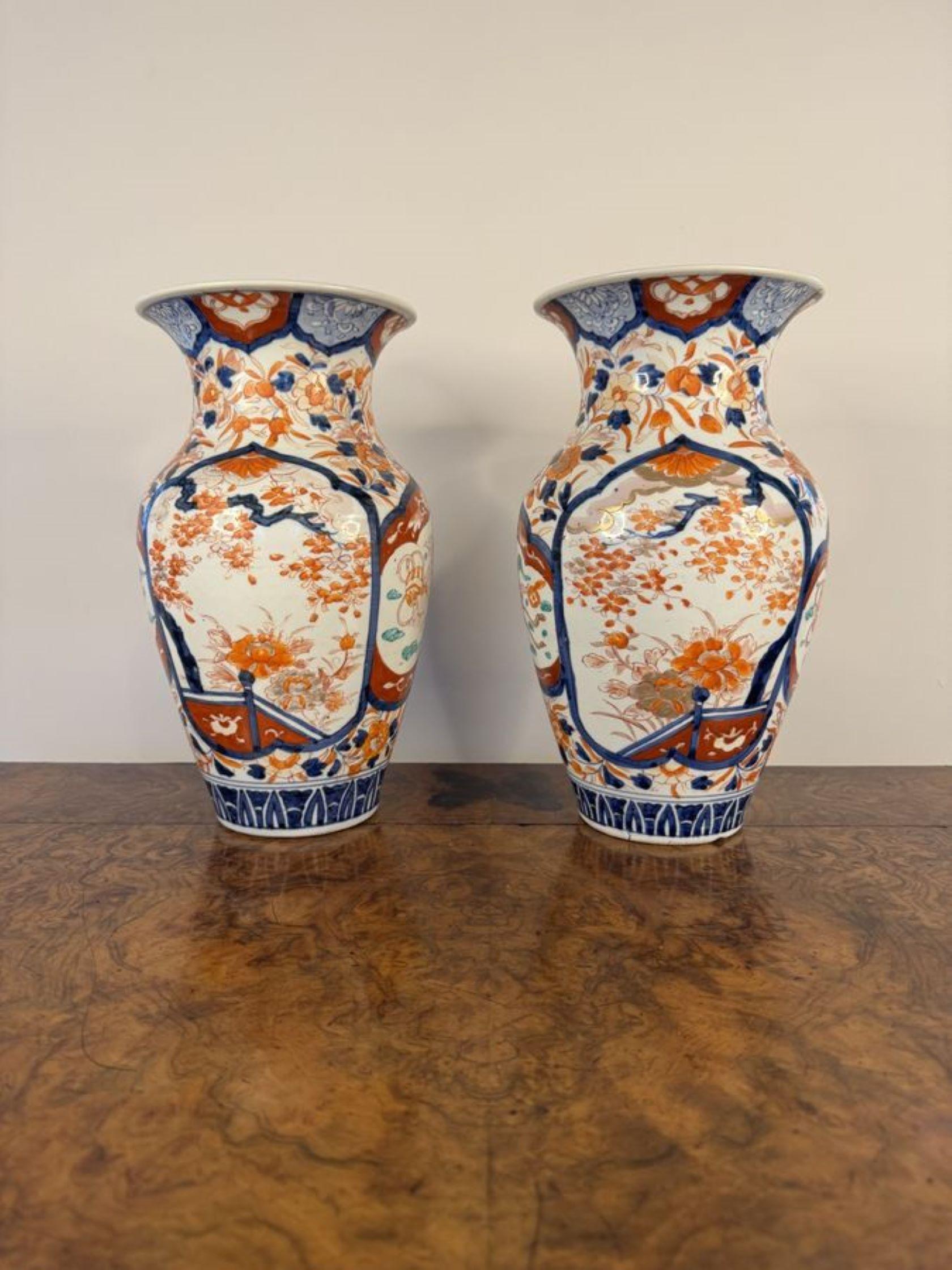Fantastisches, großes Paar antiker japanischer Imari-Vasen aus Japan (Keramik) im Angebot