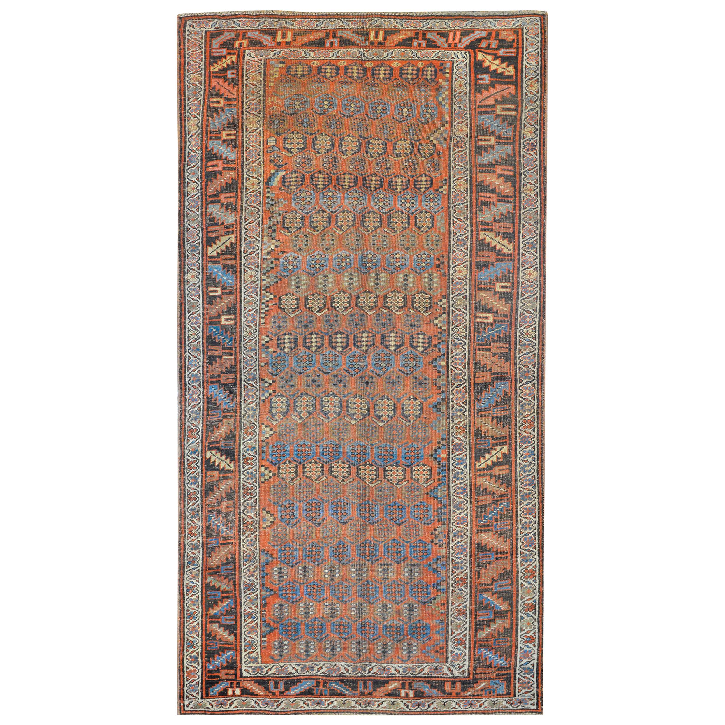 Ein fantastischer persischer Bidjar-Teppich aus dem späten 19. Jahrhundert mit einem stilisierten Allover-Paisleymuster aus brauner, indigoblauer, weißer und karmesinroter pflanzengefärbter Wolle auf karmesinrotem Grund, umgeben von mehreren floral