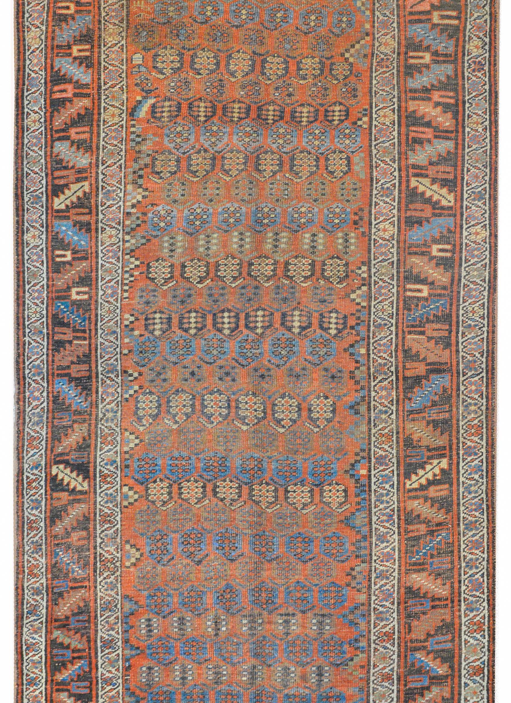 Fantastischer Bidjar-Teppich aus dem späten 19. (Stammeskunst) im Angebot
