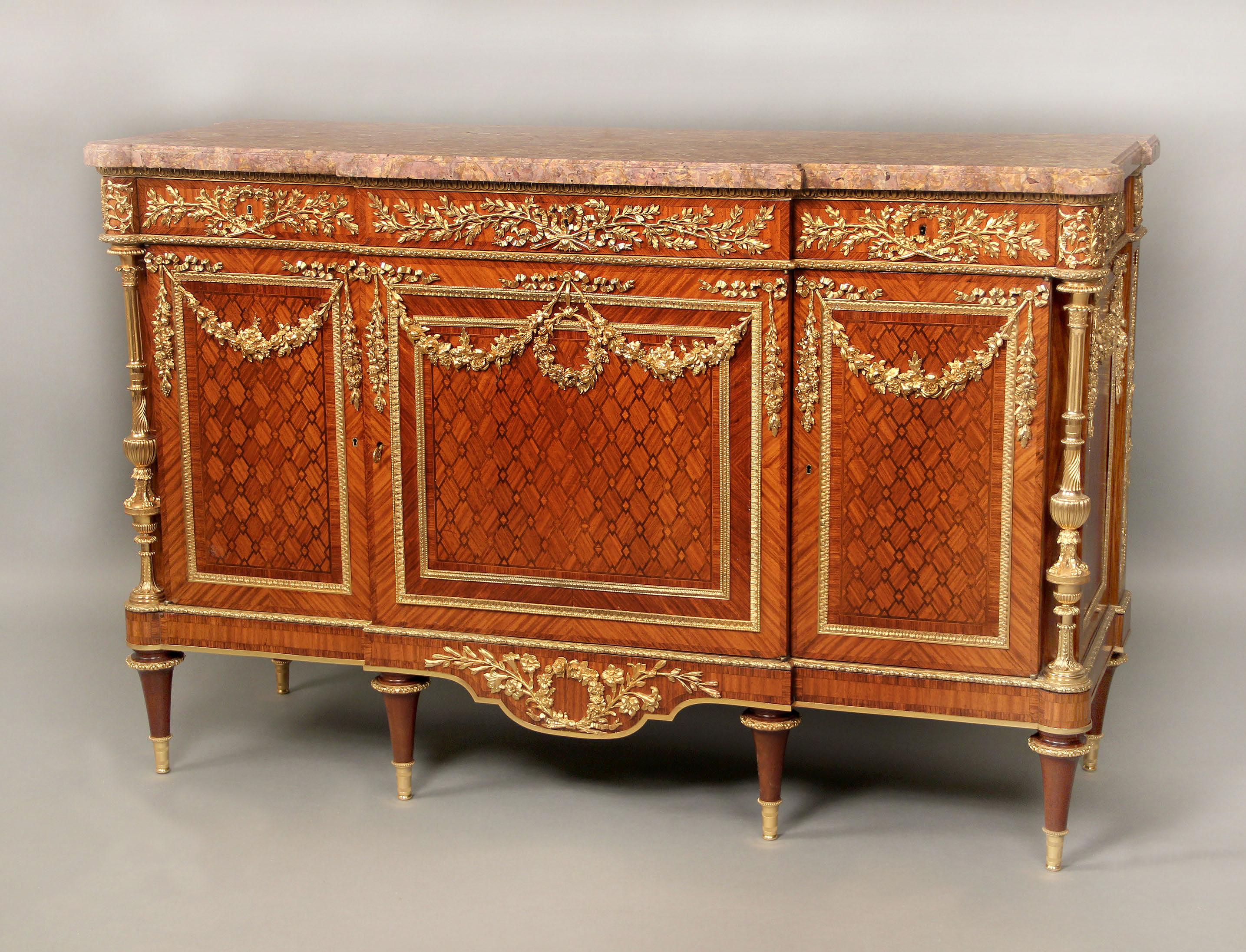 Fantastique commode de style Louis XVI de la fin du XIXe siècle, montée en bronze doré et en parquet

Par Zwiener Jansen Successeur

Un plateau en marbre surmontant une frise de trois tiroirs à décor de lauriers ajourés, au-dessus de trois