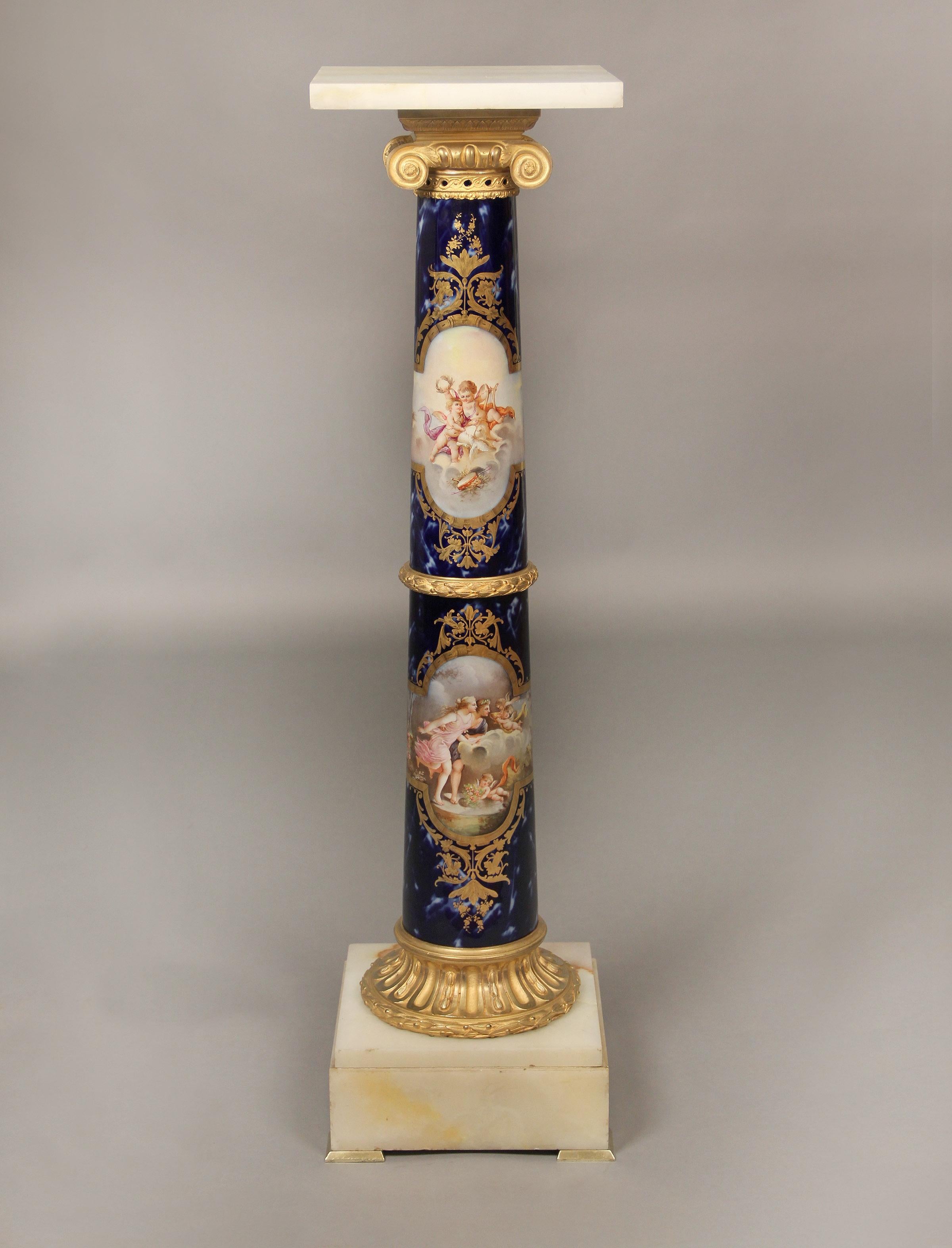 Rare et fantastique piédestal de la fin du XIXe siècle monté en bronze doré, en onyx et de style Sèvres

La corniche carrée en onyx surmonte un support en forme de colonne peint de jolies représentations de femmes et de chérubins , proposant au dos