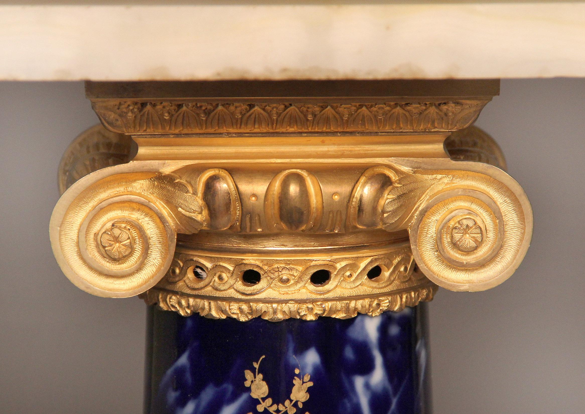 XIXe siècle Fantastique piédestal de style Svres de la fin du 19ème siècle monté sur bronze doré et en onyx en vente