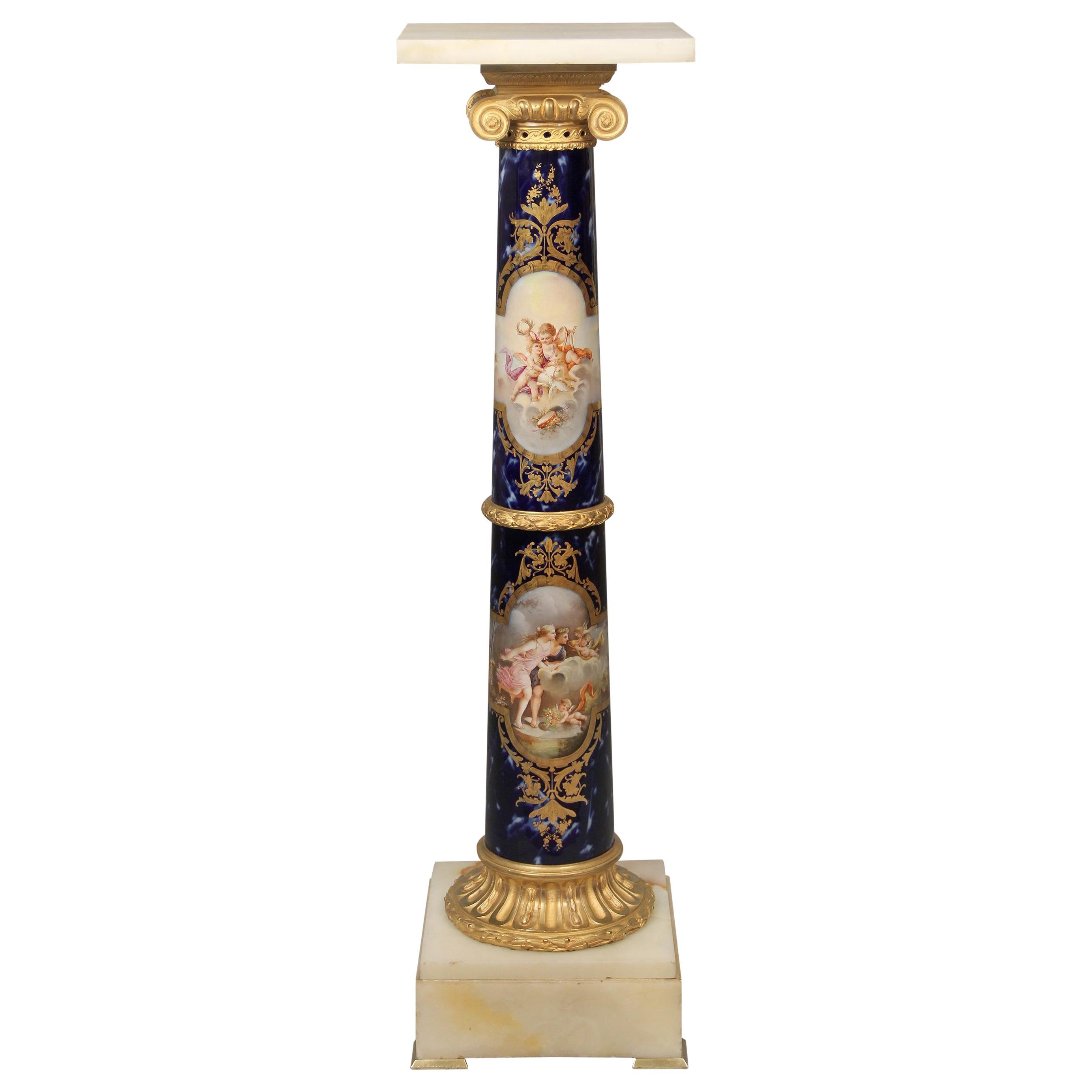 Fantástico pedestal de ónice y estilo de Sèvres montado en bronce dorado de finales del siglo XIX