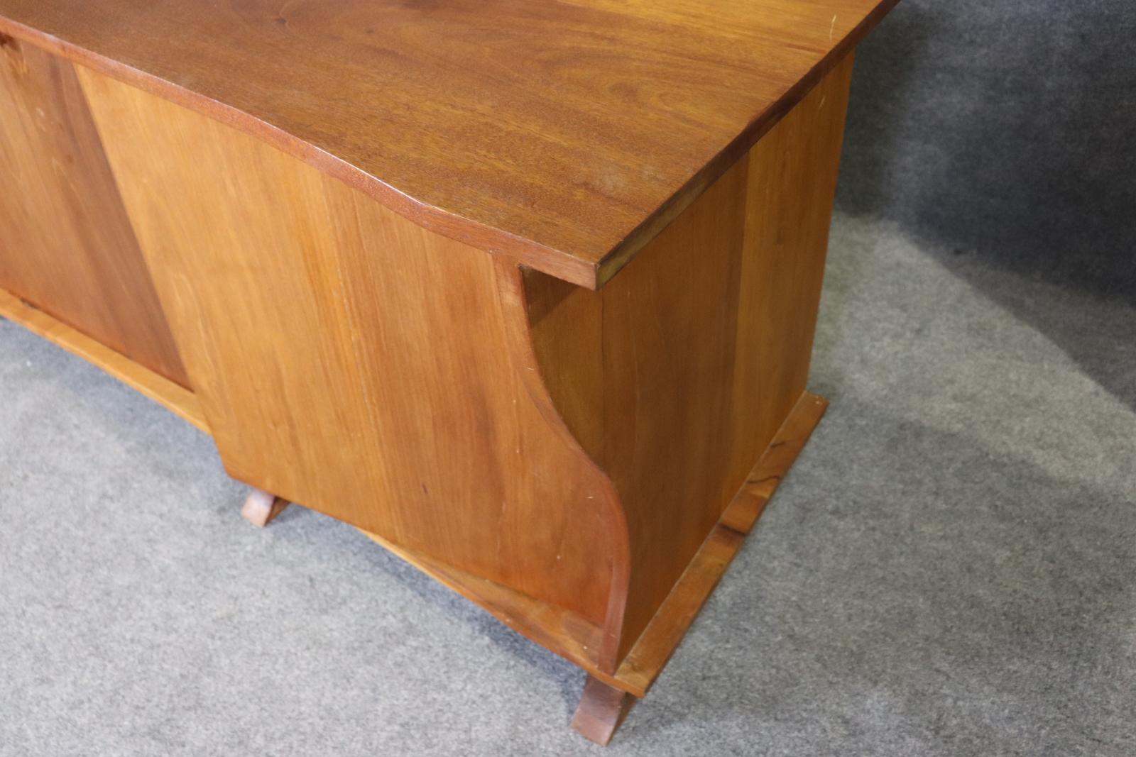 Fantastische Live Edge Mid Century Modern Style Nussbaum Sideboard Buffet im Angebot 4