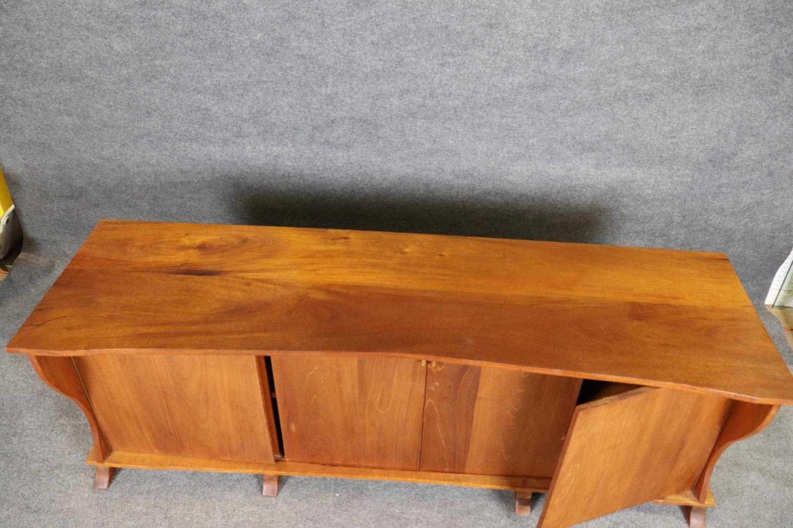 Fantastische Live Edge Mid Century Modern Style Nussbaum Sideboard Buffet im Angebot 5