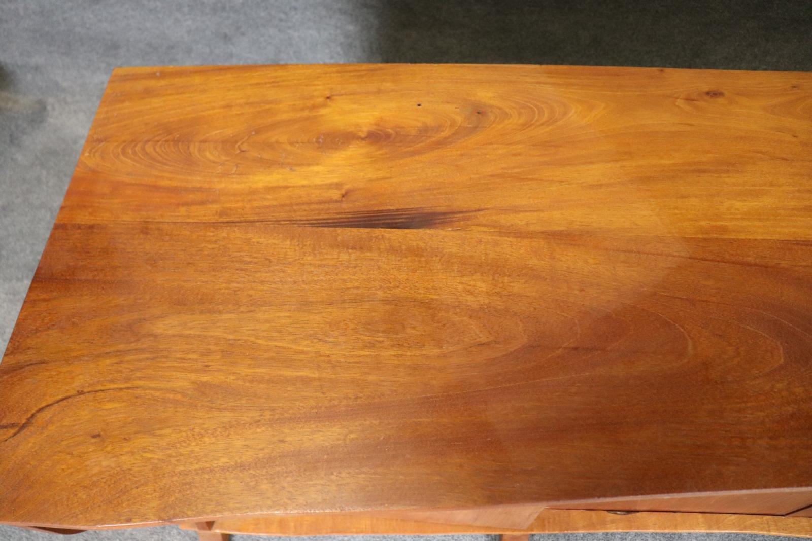 Fantastische Live Edge Mid Century Modern Style Nussbaum Sideboard Buffet im Angebot 6