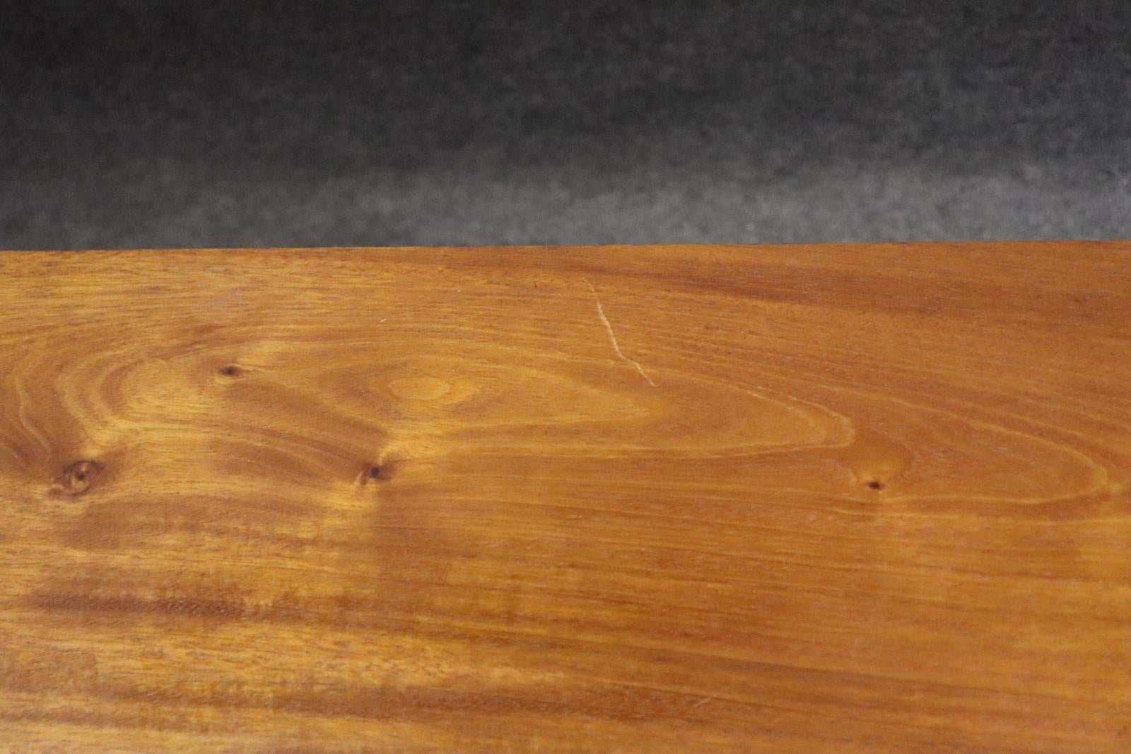 Fantastische Live Edge Mid Century Modern Style Nussbaum Sideboard Buffet im Angebot 7