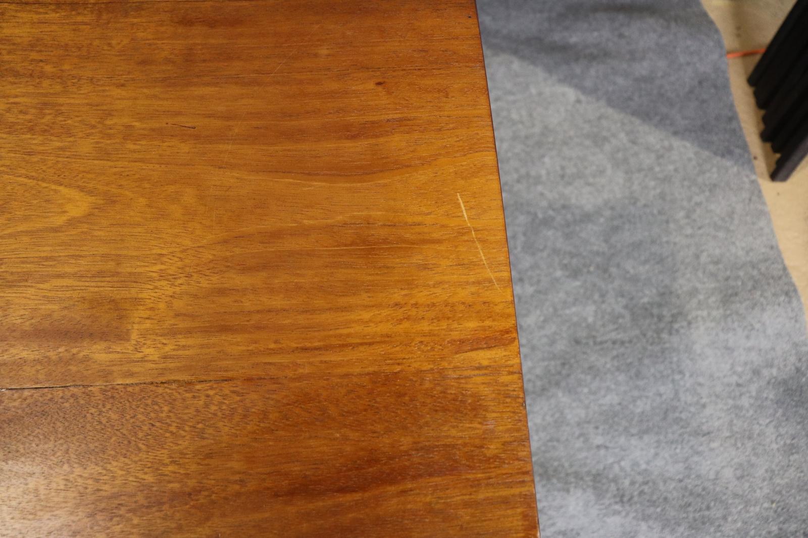 Fantastische Live Edge Mid Century Modern Style Nussbaum Sideboard Buffet im Angebot 8