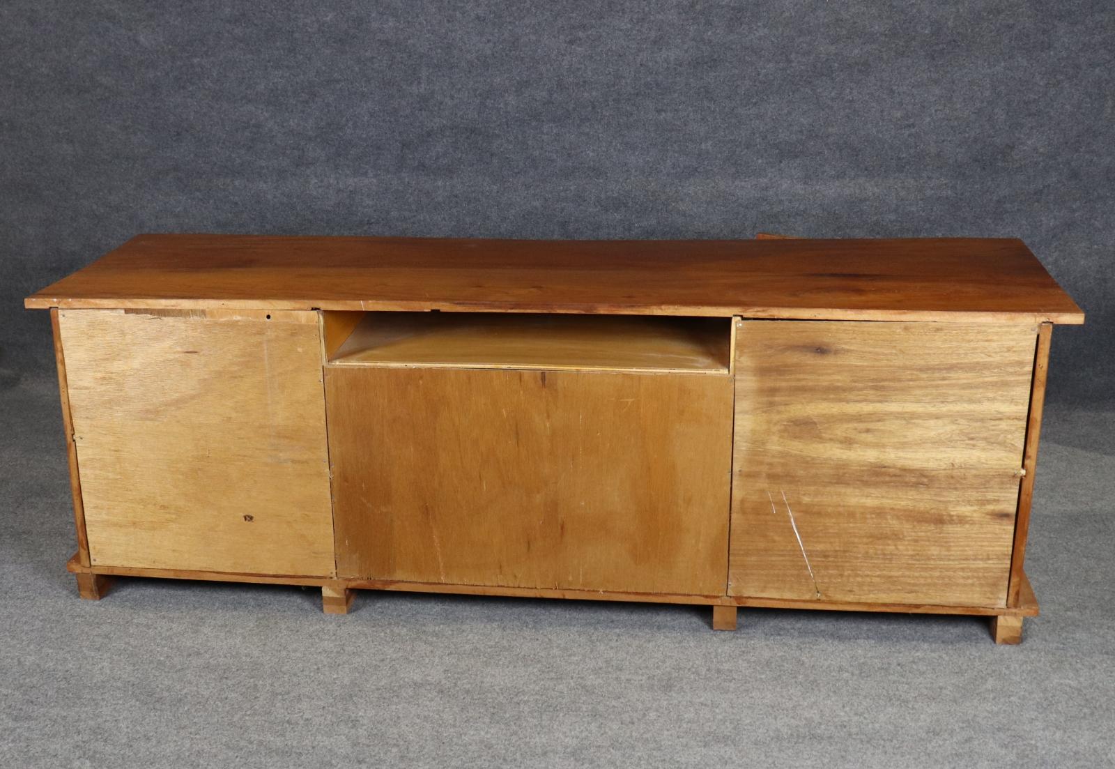 Fantastische Live Edge Mid Century Modern Style Nussbaum Sideboard Buffet im Angebot 9