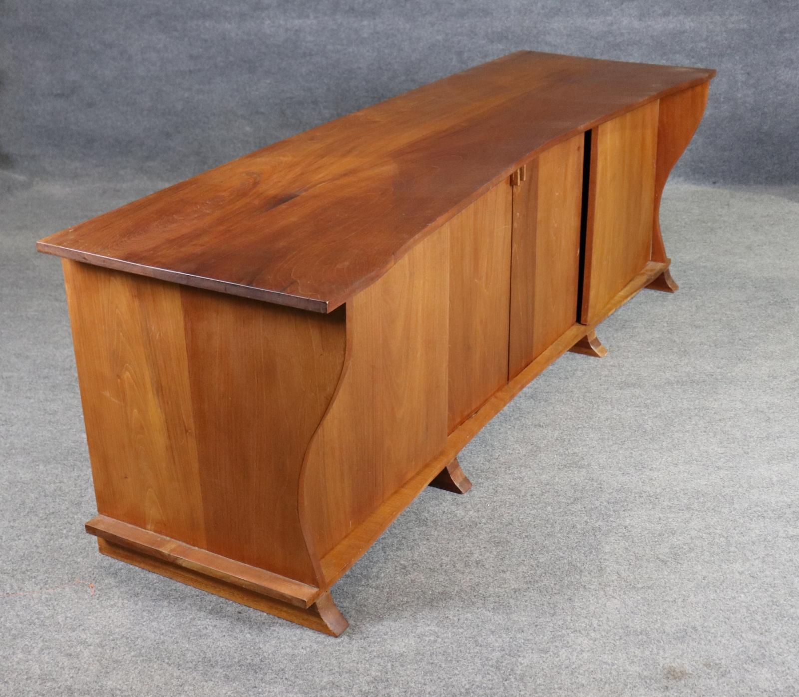 Fantastische Live Edge Mid Century Modern Style Nussbaum Sideboard Buffet (Moderne der Mitte des Jahrhunderts) im Angebot
