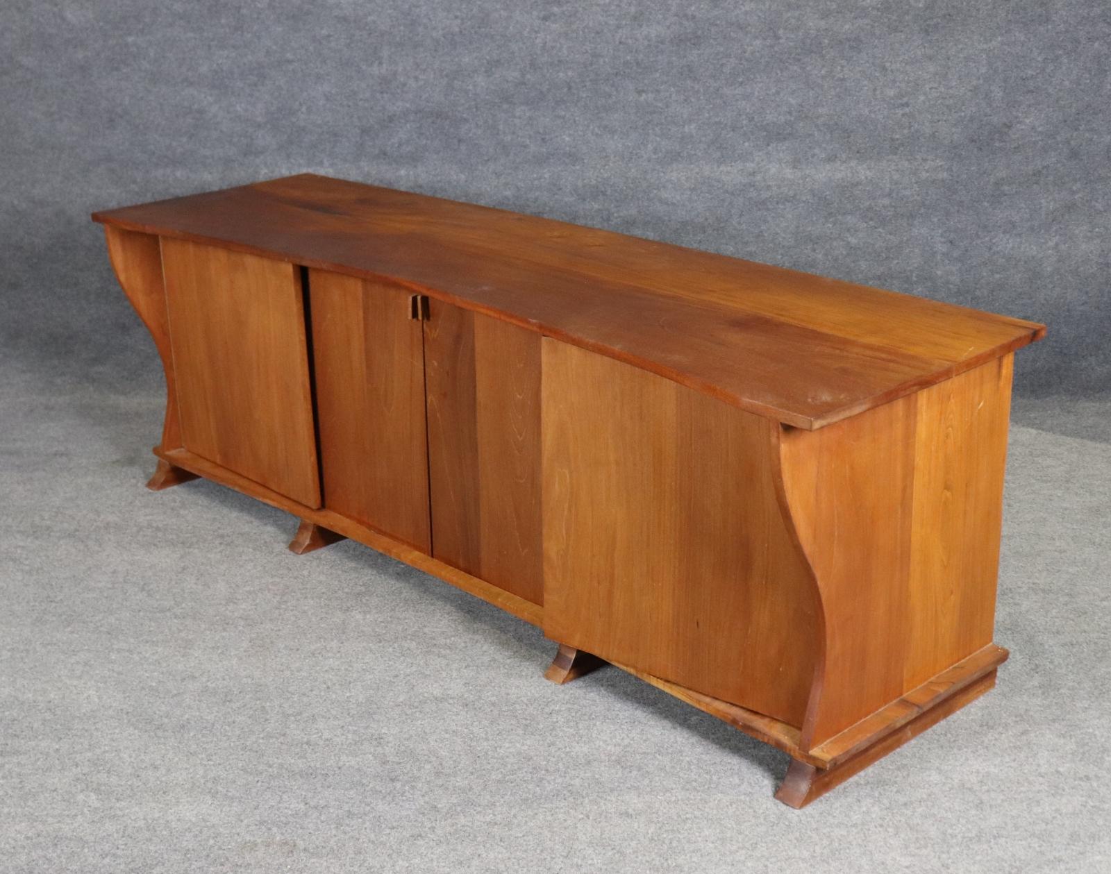 Fantastische Live Edge Mid Century Modern Style Nussbaum Sideboard Buffet im Zustand „Gut“ im Angebot in Swedesboro, NJ