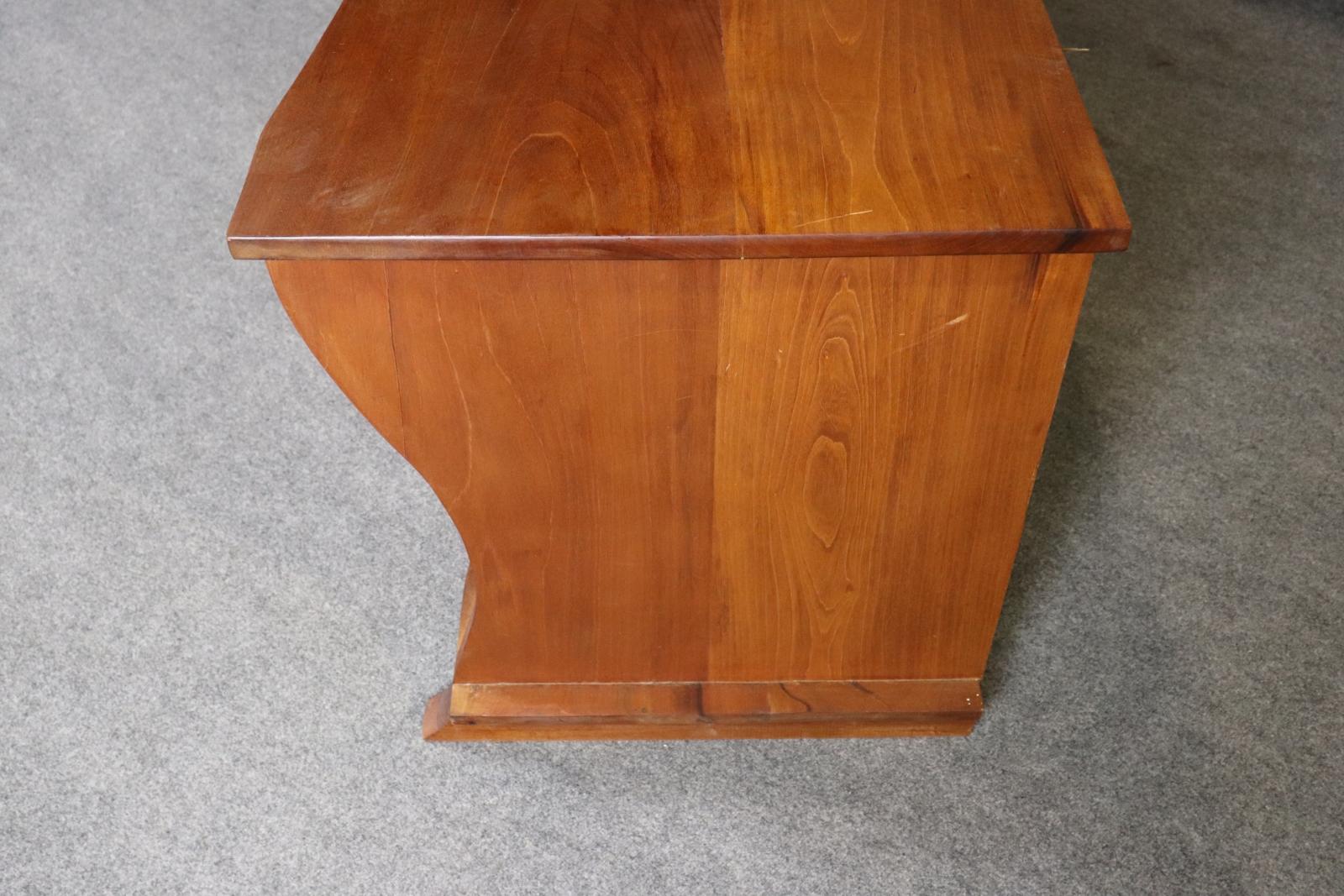 Fantastische Live Edge Mid Century Modern Style Nussbaum Sideboard Buffet (Mitte des 20. Jahrhunderts) im Angebot