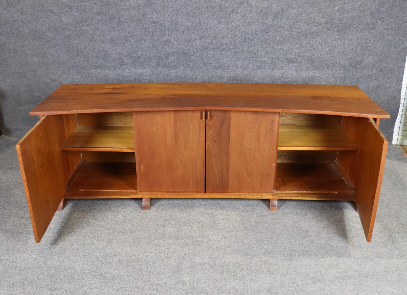 Fantastische Live Edge Mid Century Modern Style Nussbaum Sideboard Buffet im Angebot 1
