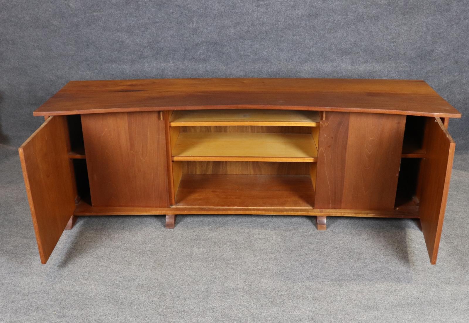 Fantastische Live Edge Mid Century Modern Style Nussbaum Sideboard Buffet im Angebot 2