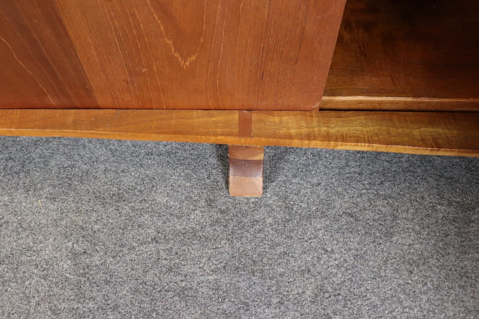 Fantastische Live Edge Mid Century Modern Style Nussbaum Sideboard Buffet im Angebot 3