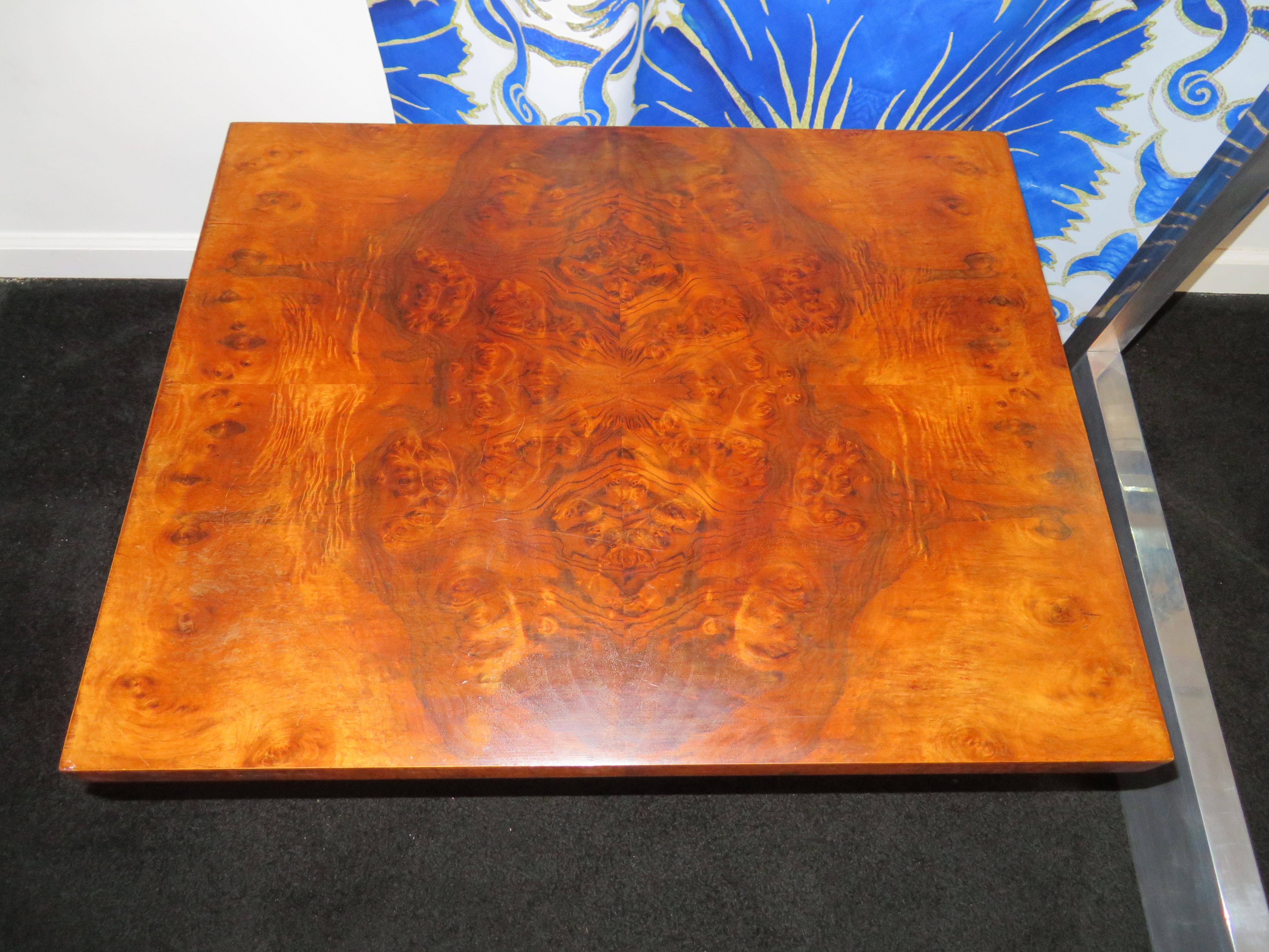 Mid-Century Modern Table d'appoint en noyer lustré avec piètement en chrome fin Milo Baughman en vente