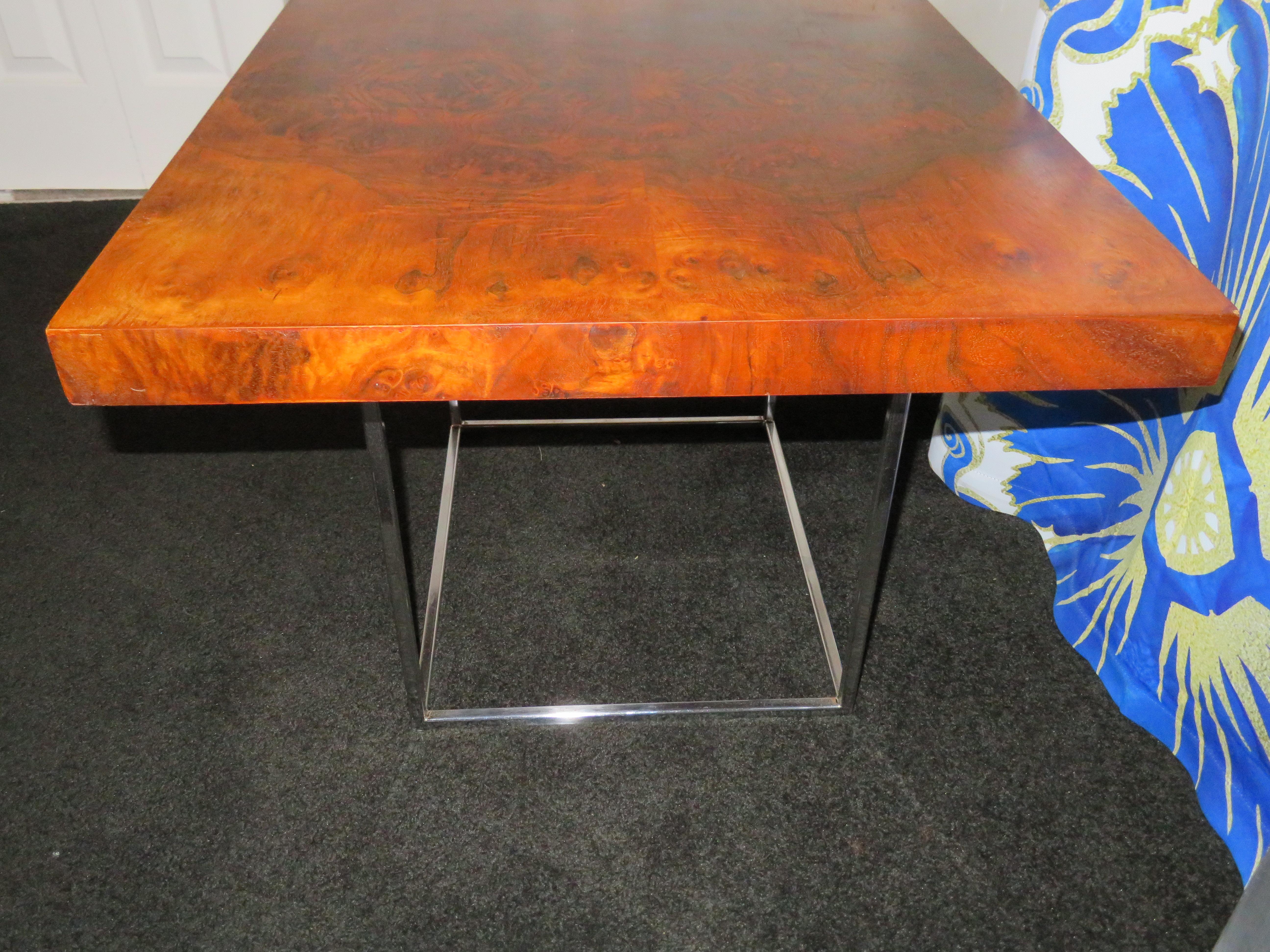 Table d'appoint en noyer lustré avec piètement en chrome fin Milo Baughman Bon état - En vente à Pemberton, NJ