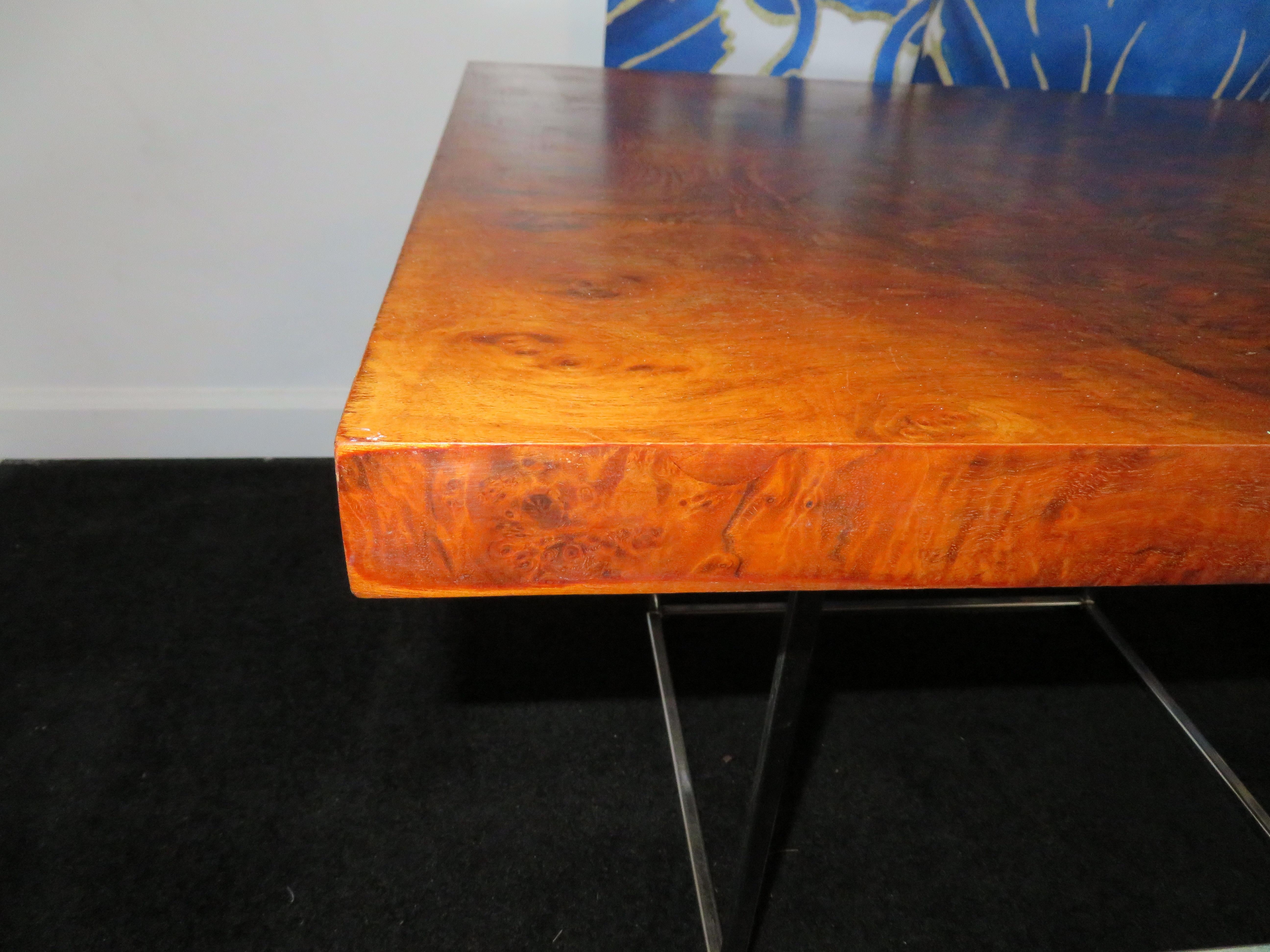 Milieu du XXe siècle Table d'appoint en noyer lustré avec piètement en chrome fin Milo Baughman en vente