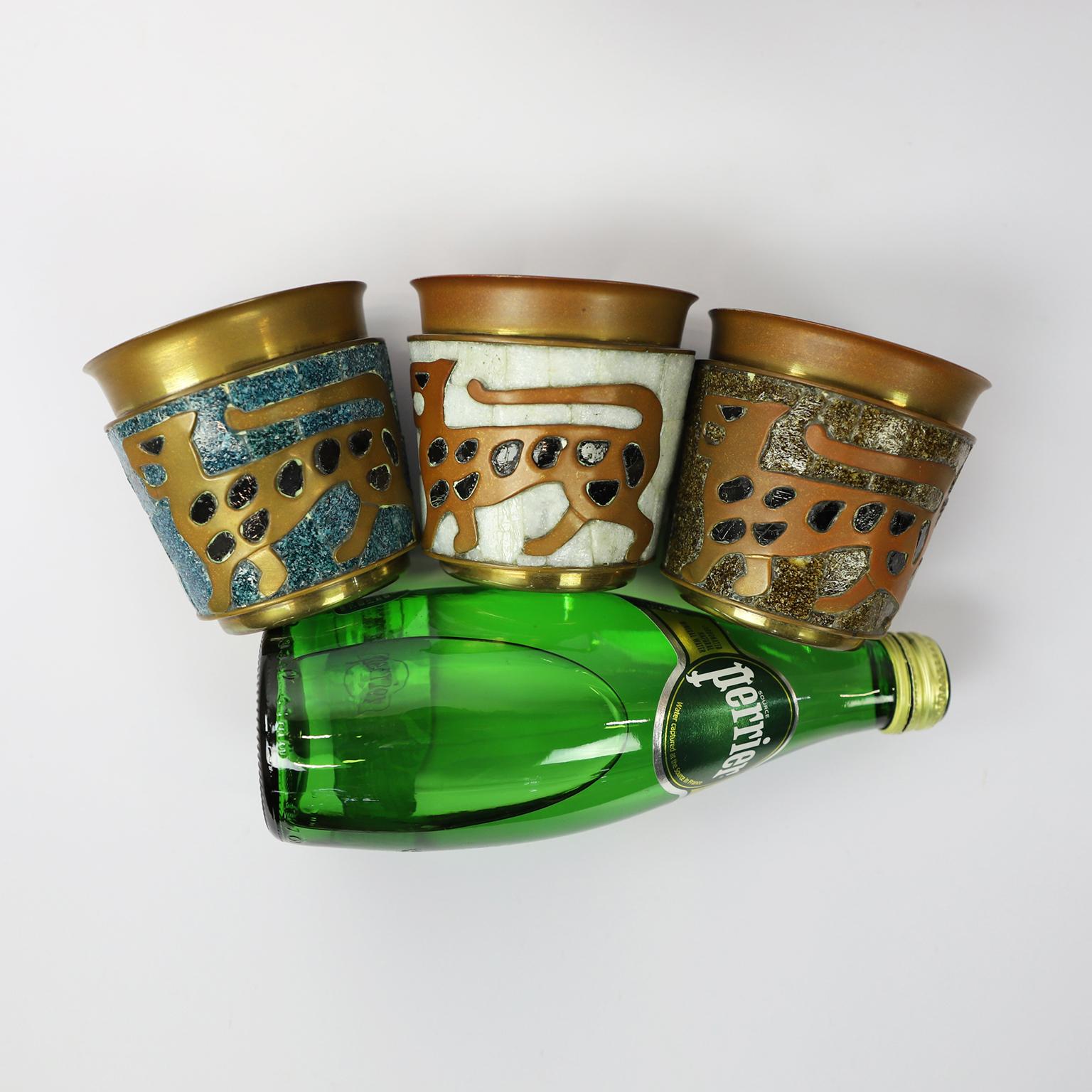 Fantastischer Krug aus Mosaik und Messing von Salvador Teran mit 3 Gläsern (Moderne der Mitte des Jahrhunderts) im Angebot