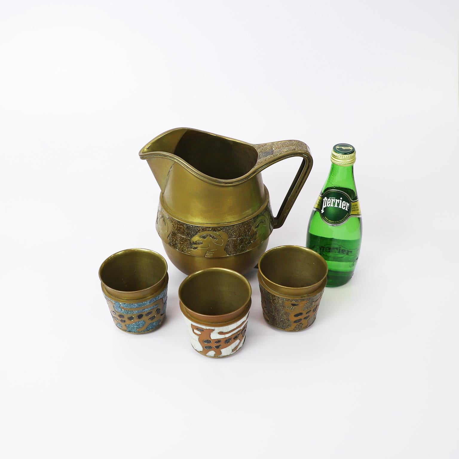 Fantastischer Krug aus Mosaik und Messing von Salvador Teran mit 3 Gläsern (Mexikanisch) im Angebot