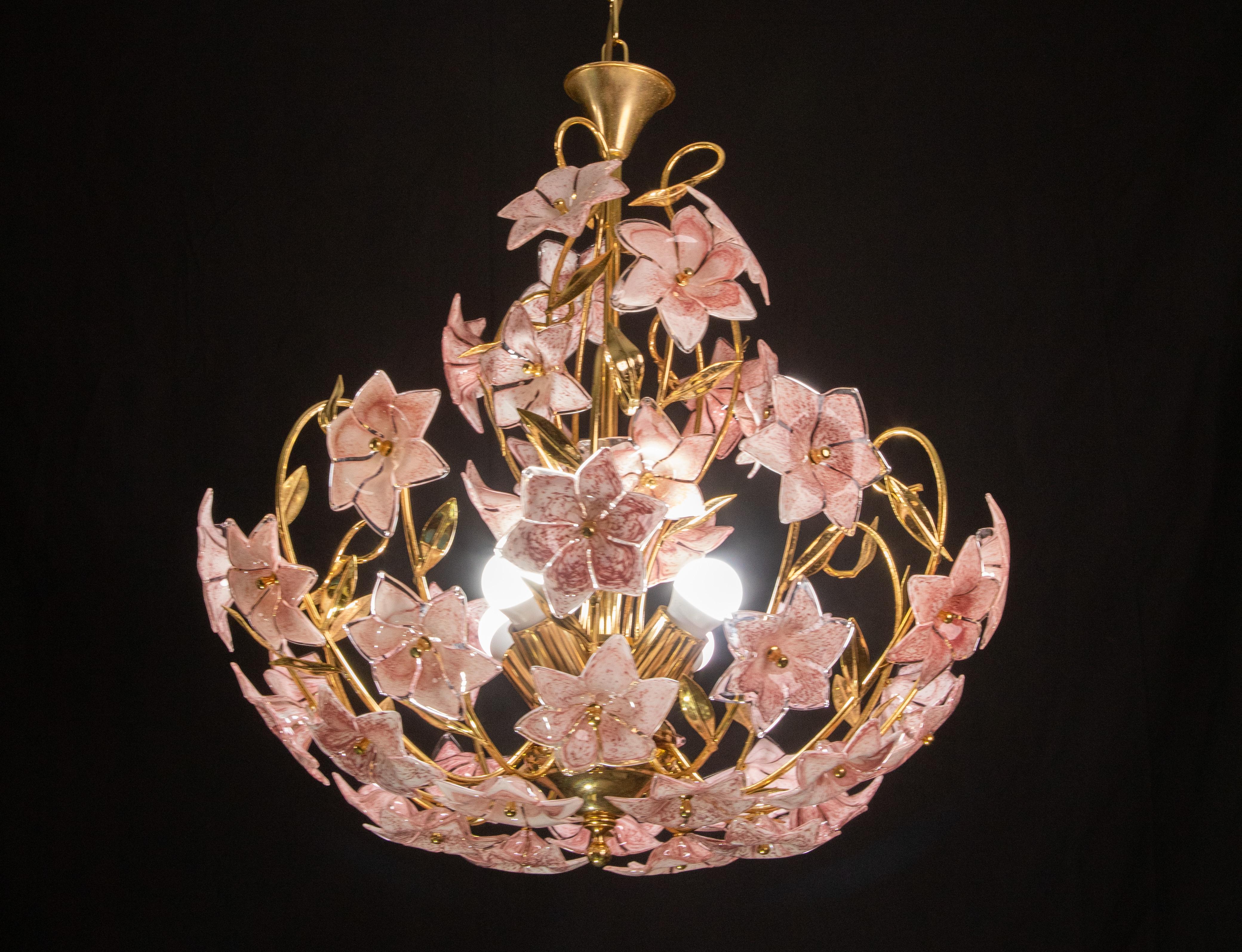 Spectacular Vintage Murano glass chandelier full of pink flowers.
The chandelier has 4 light points with E27 connection.
The structure is in gold bath, some signs of time on the structure, not visible when mounted with flowers.
The height of the