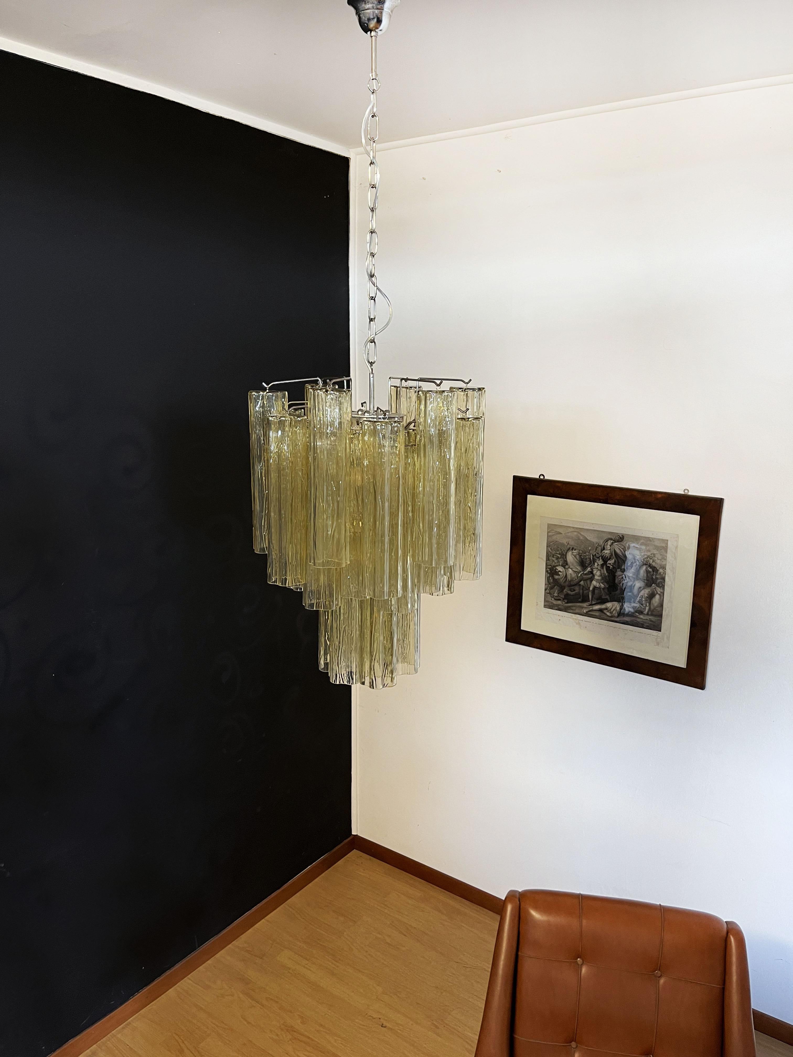 Fantastique lustre à tubes en verre ambre clair / or de Murano en vente 7