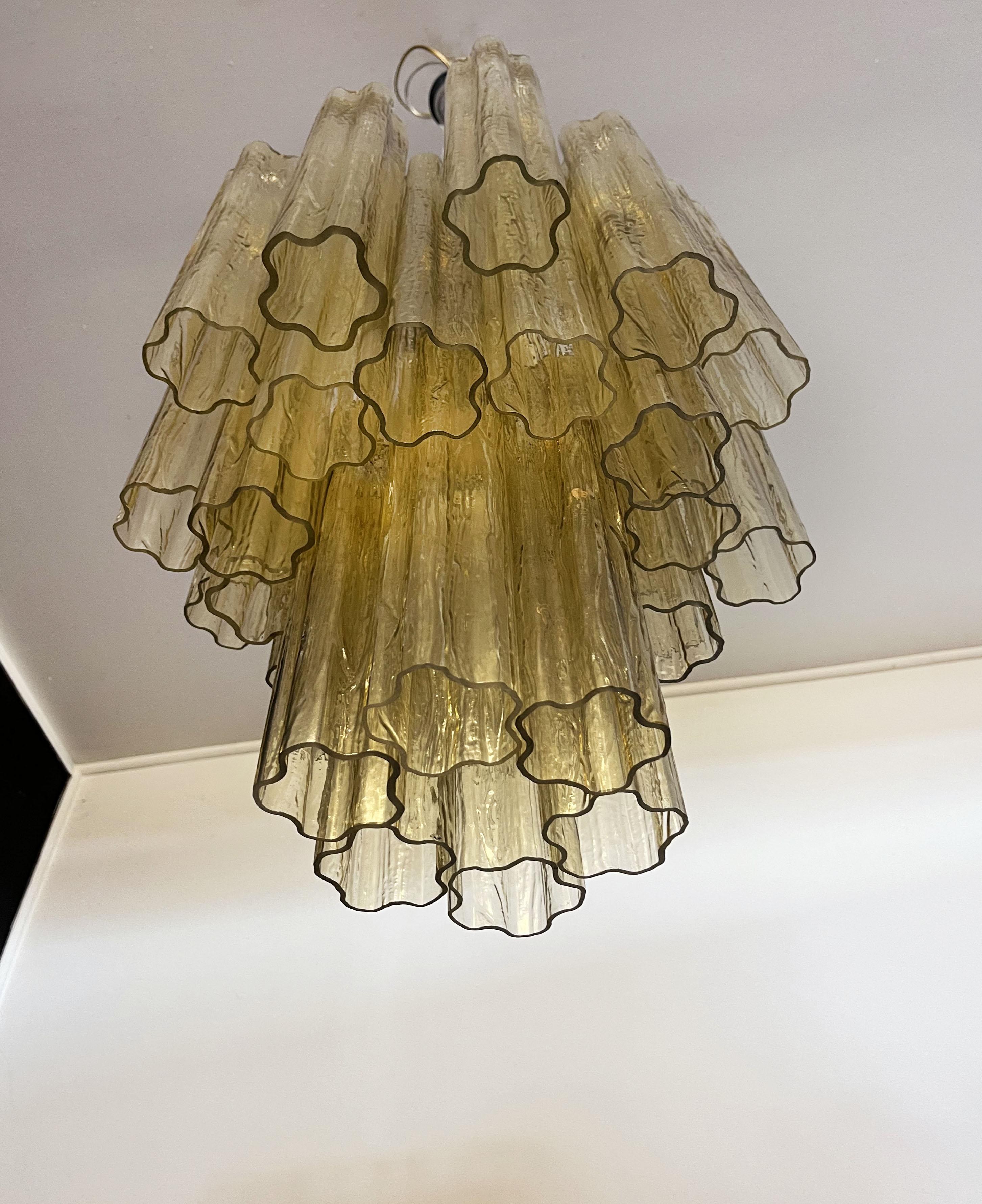 Galvanisé Fantastique lustre à tubes en verre ambre clair / or de Murano en vente