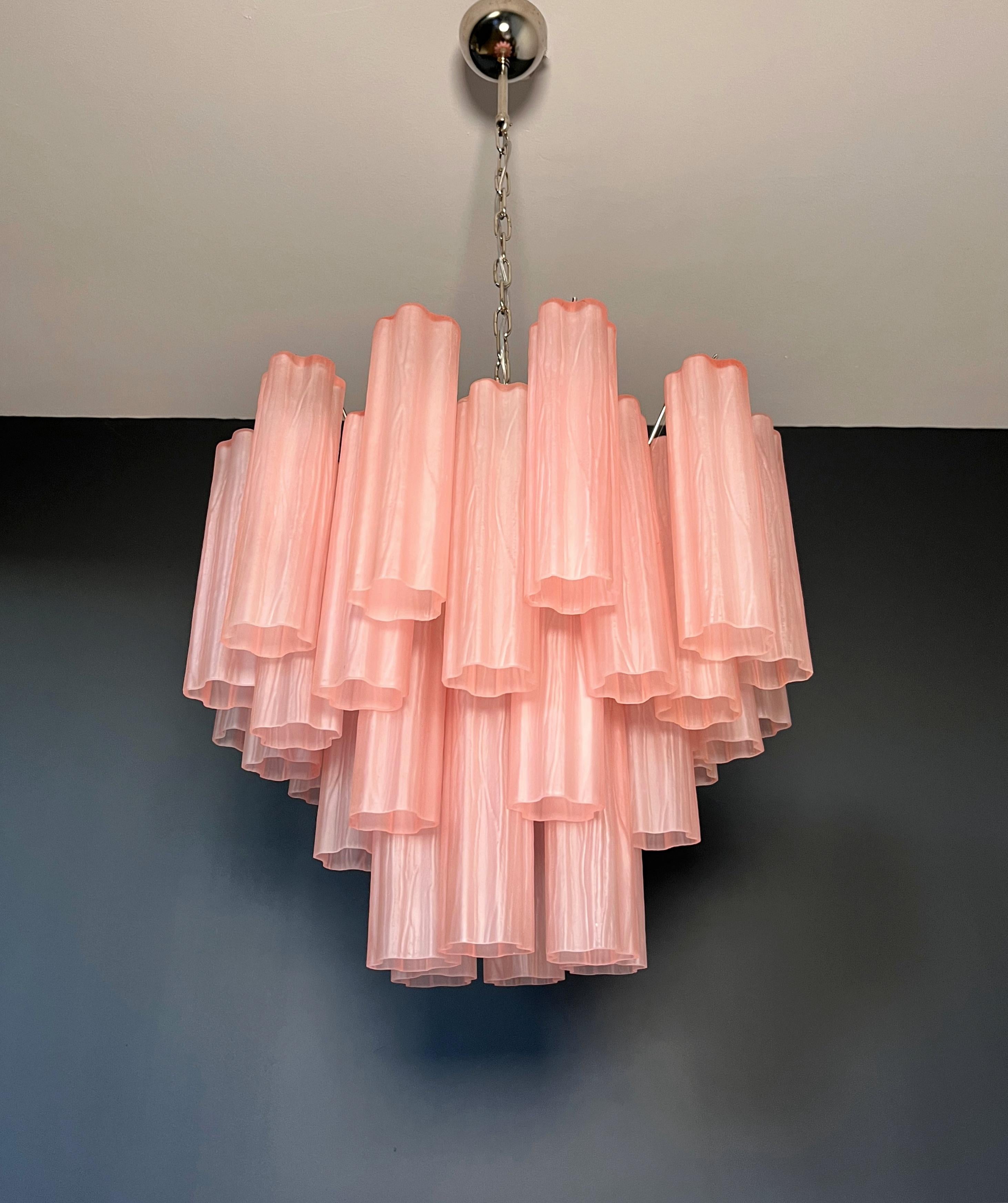 Fantastique lustre en tube de verre de Murano - 36 tube de verre gravé rose en vente 2