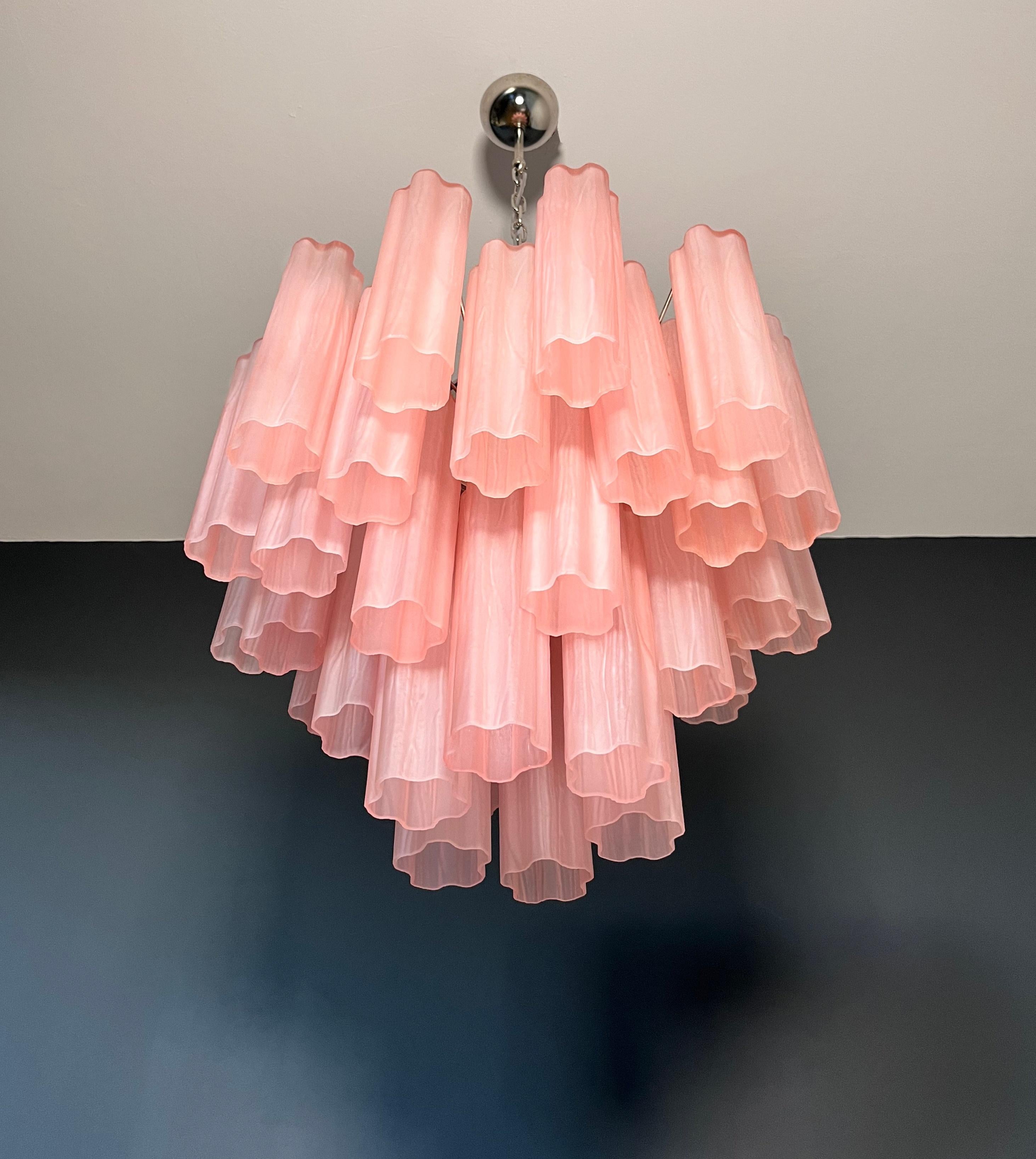 Fantastique lustre en tube de verre de Murano - 36 tube de verre gravé rose en vente 3