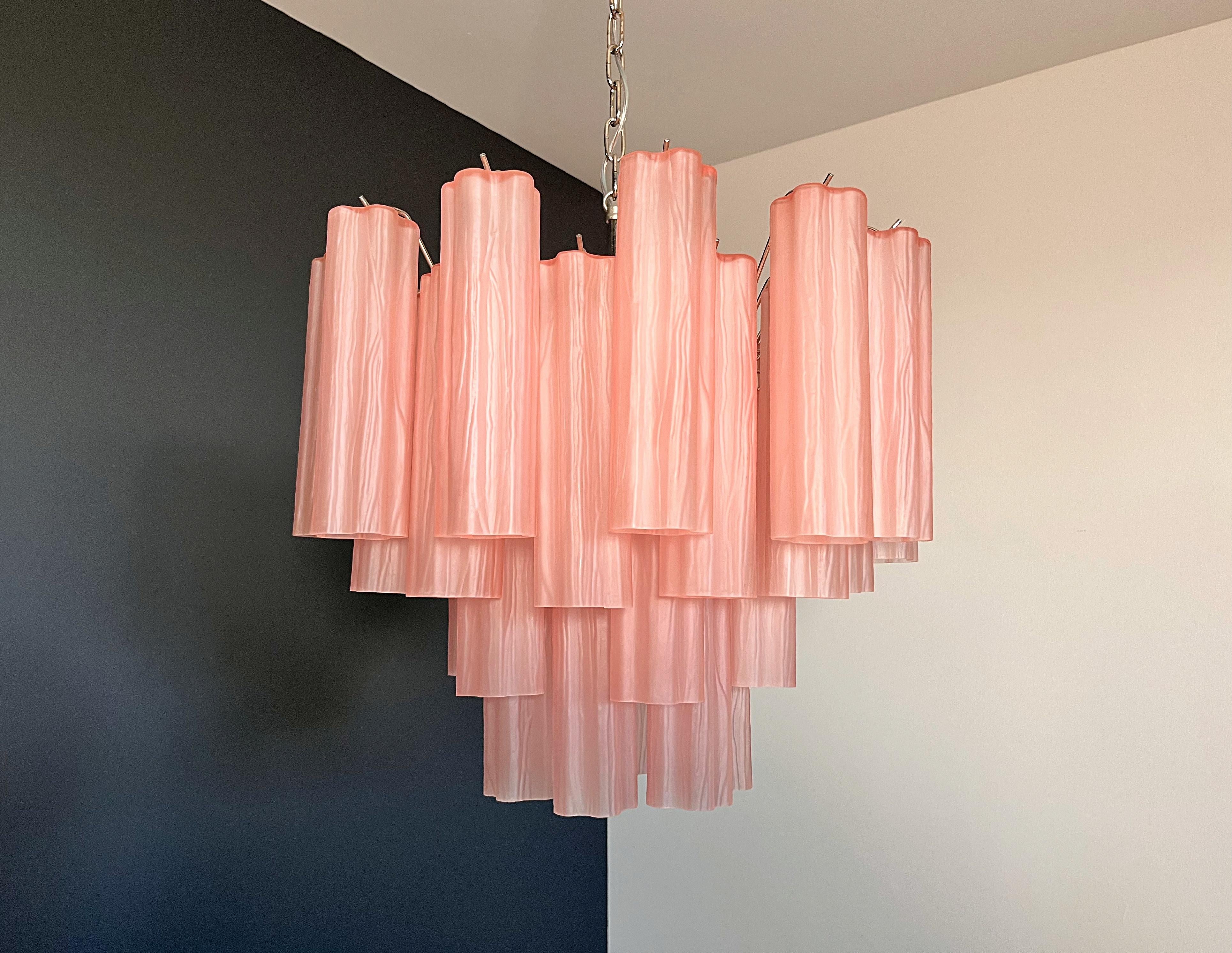 Fantastique lustre en tube de verre de Murano - 36 tube de verre gravé rose en vente 4
