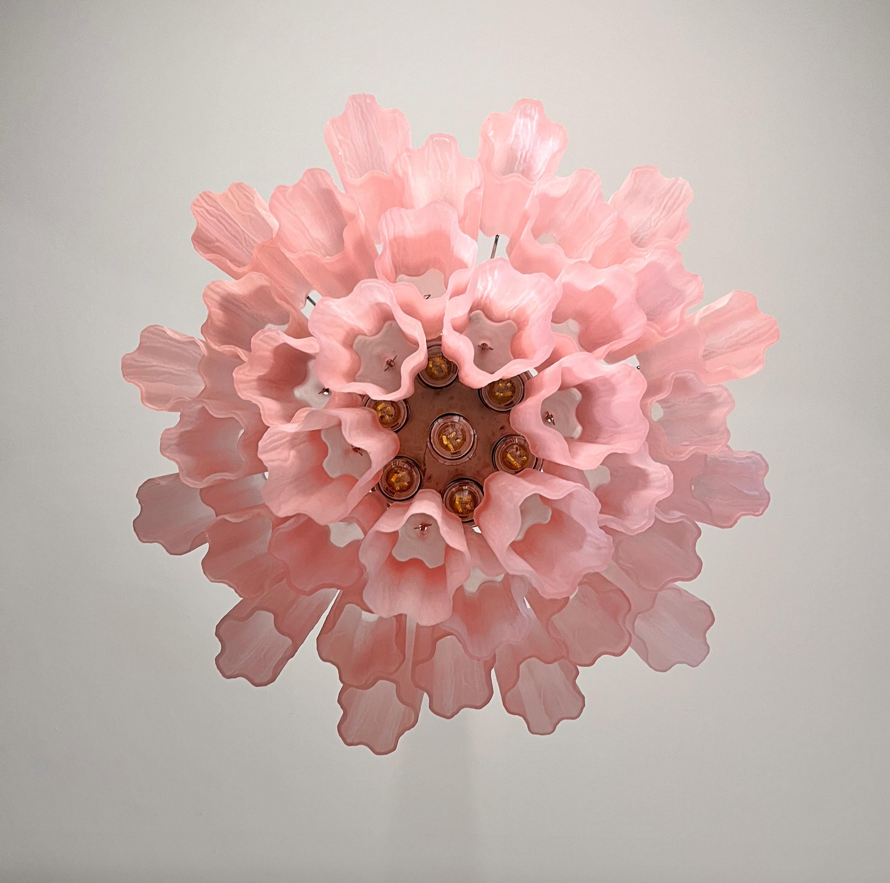 Fantastique lustre en tube de verre de Murano - 36 tube de verre gravé rose en vente 5