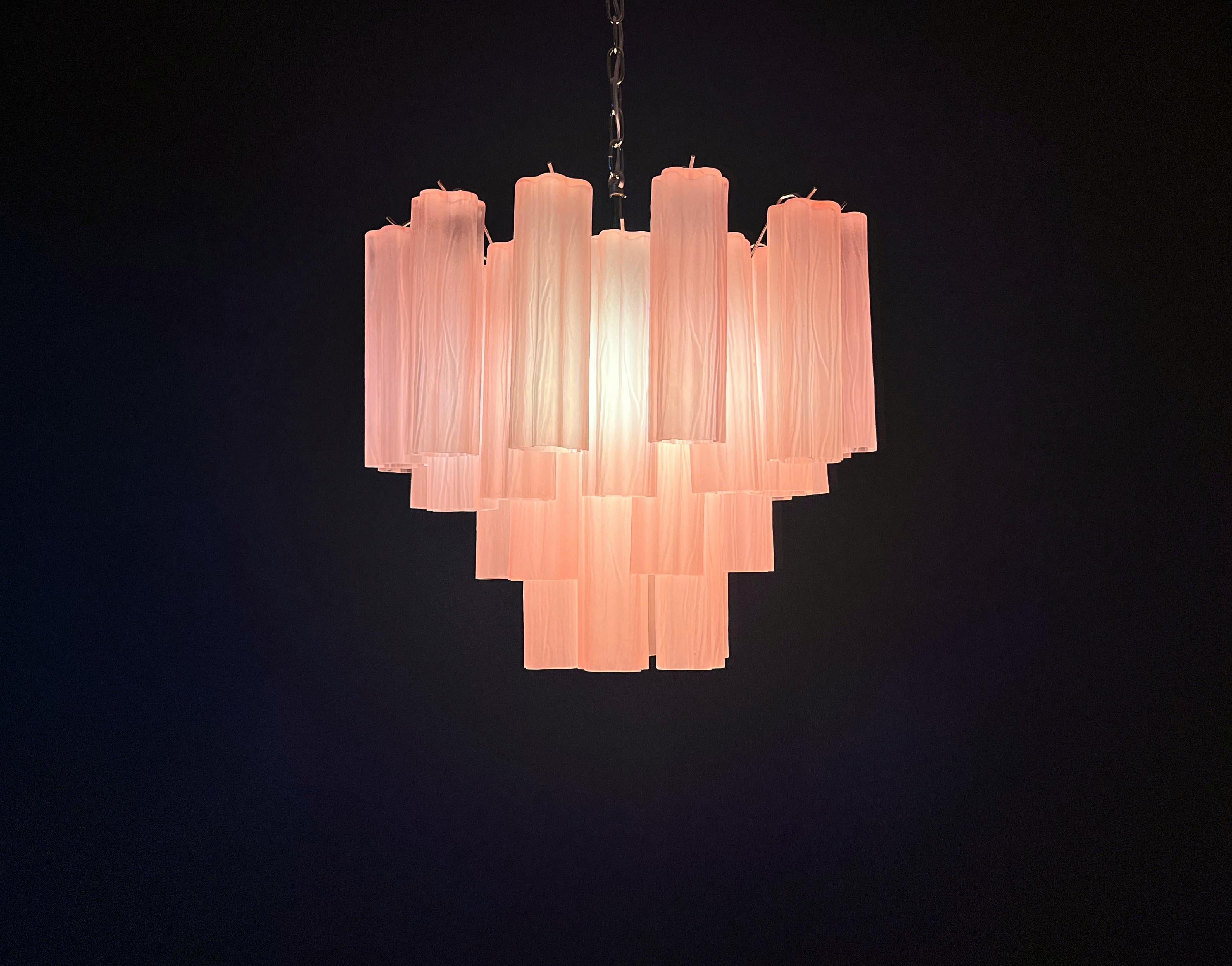 Fantastique lustre en tube de verre de Murano - 36 tube de verre gravé rose en vente 7