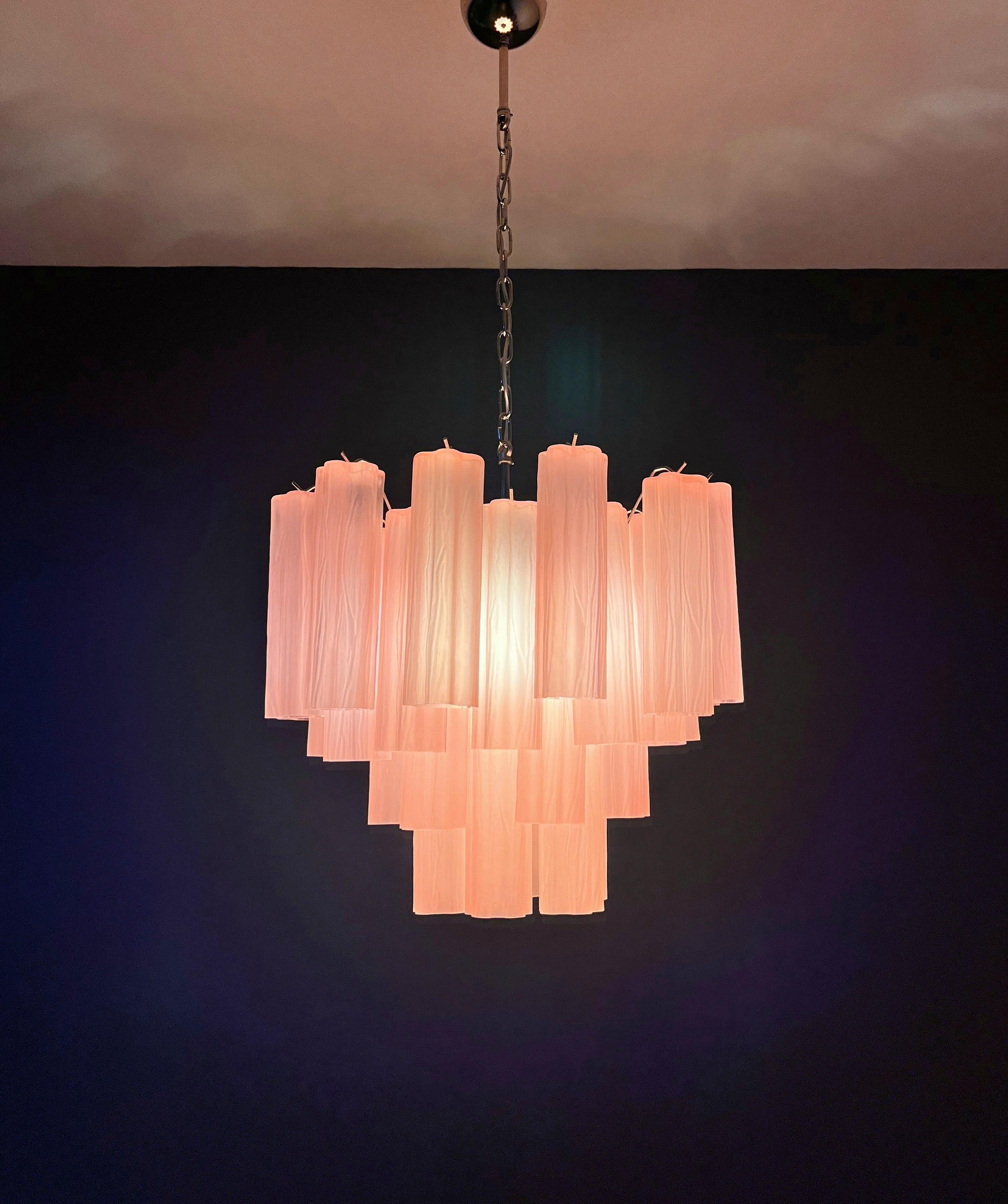 Fantastique lustre en tube de verre de Murano - 36 tube de verre gravé rose en vente 8