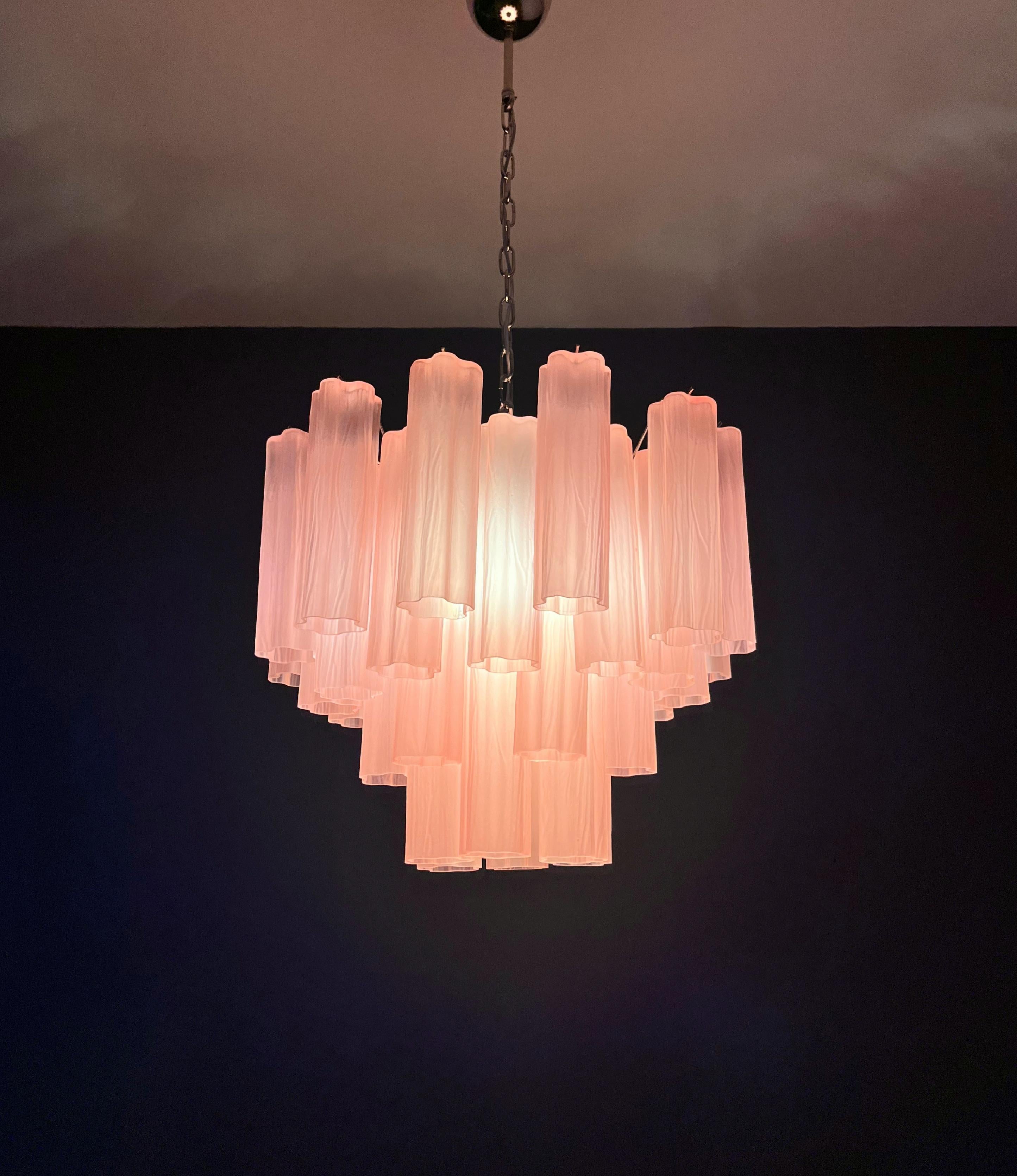 Fantastique lustre en tube de verre de Murano - 36 tube de verre gravé rose en vente 9