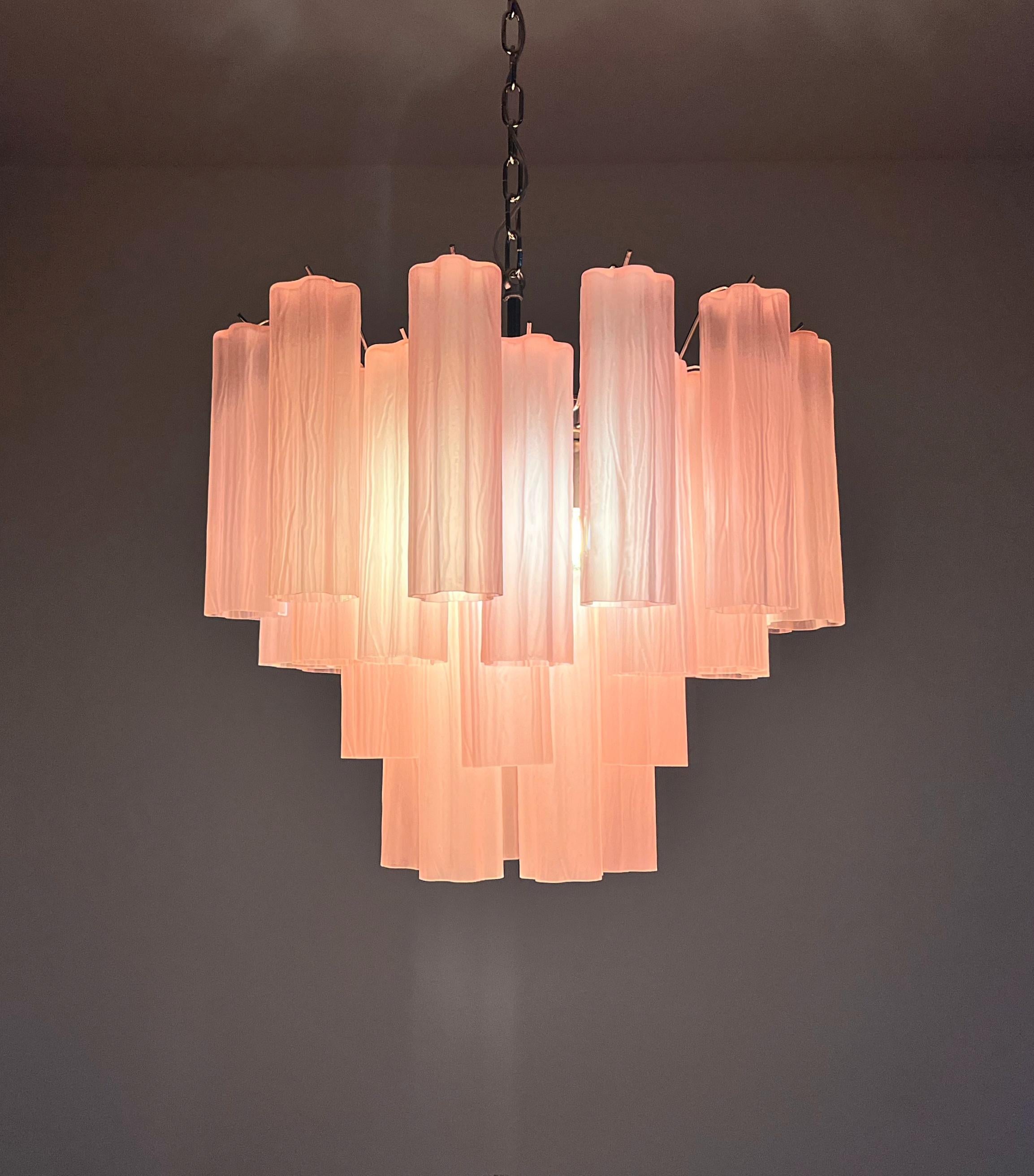 Fantastique lustre en tube de verre de Murano - 36 tube de verre gravé rose en vente 10