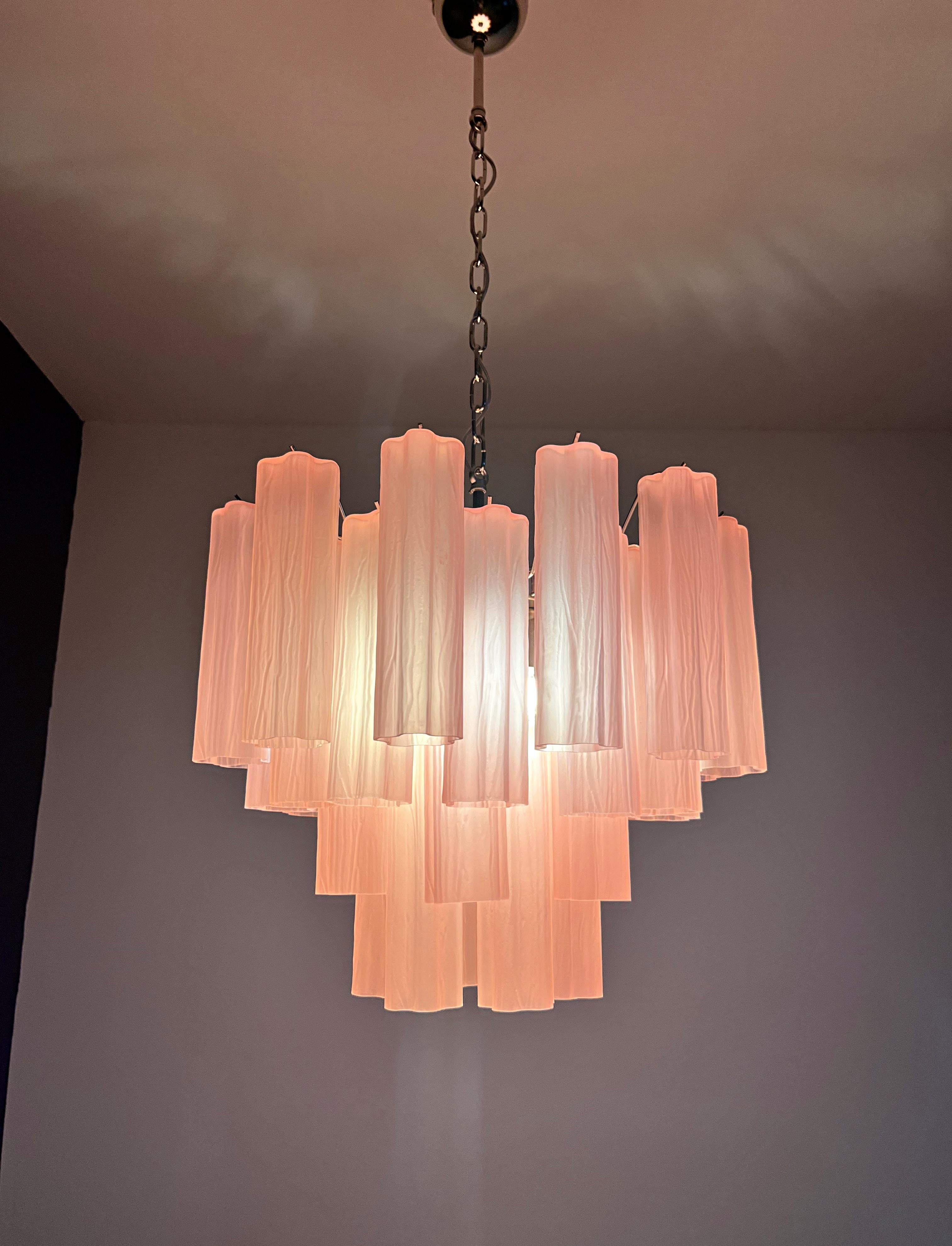 Fantastique lustre en tube de verre de Murano - 36 tube de verre gravé rose en vente 11