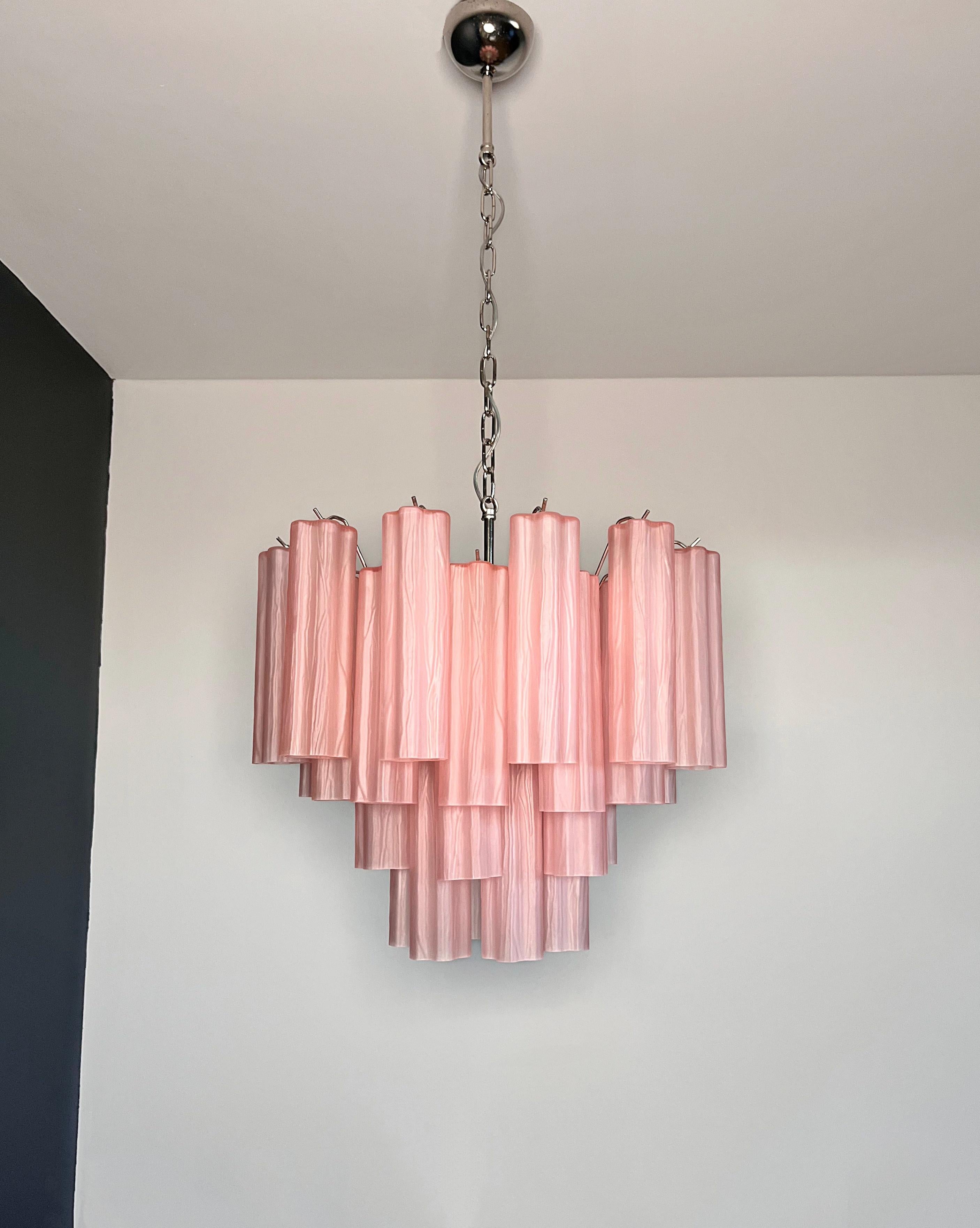 Galvanisé Fantastique lustre en tube de verre de Murano - 36 tube de verre gravé rose en vente