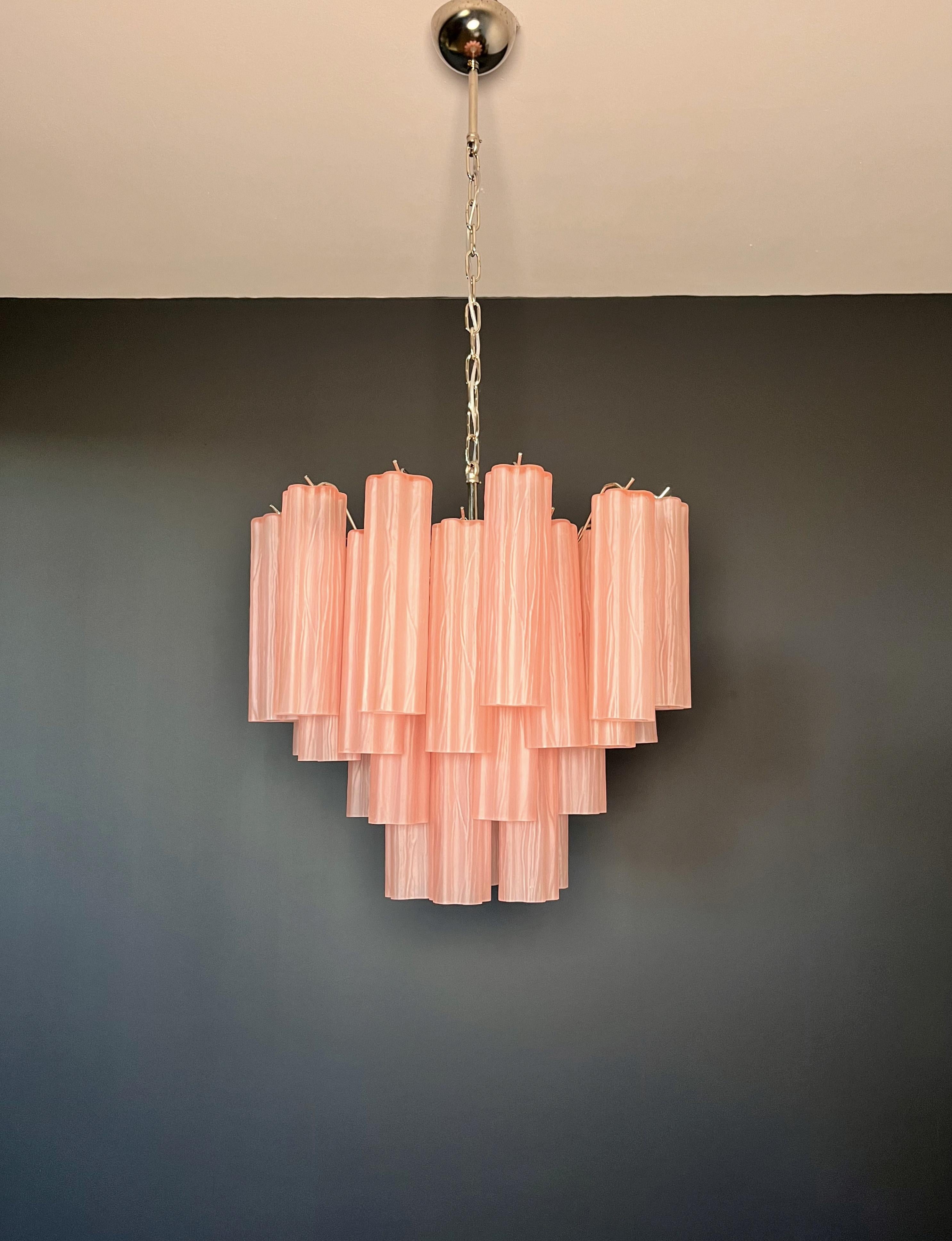 Fantastique lustre en tube de verre de Murano - 36 tube de verre gravé rose en vente 1