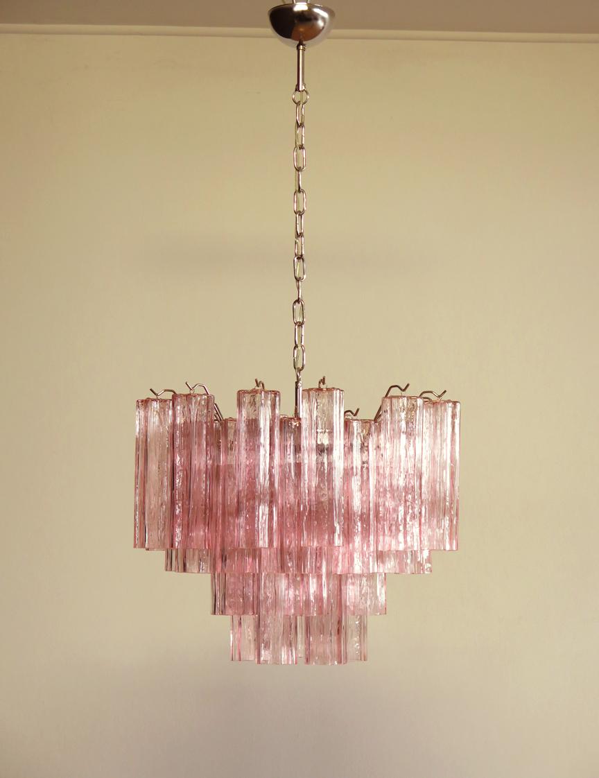 Italian vintage chandelier in Murano glass and nickel-plated metal structure. The armor polished nickel supports 36 large pink glass tubes in a star shape.
Period: late 20th century
Dimensions: 45.30 inches (115 cm) height with chain; 19.70 inches