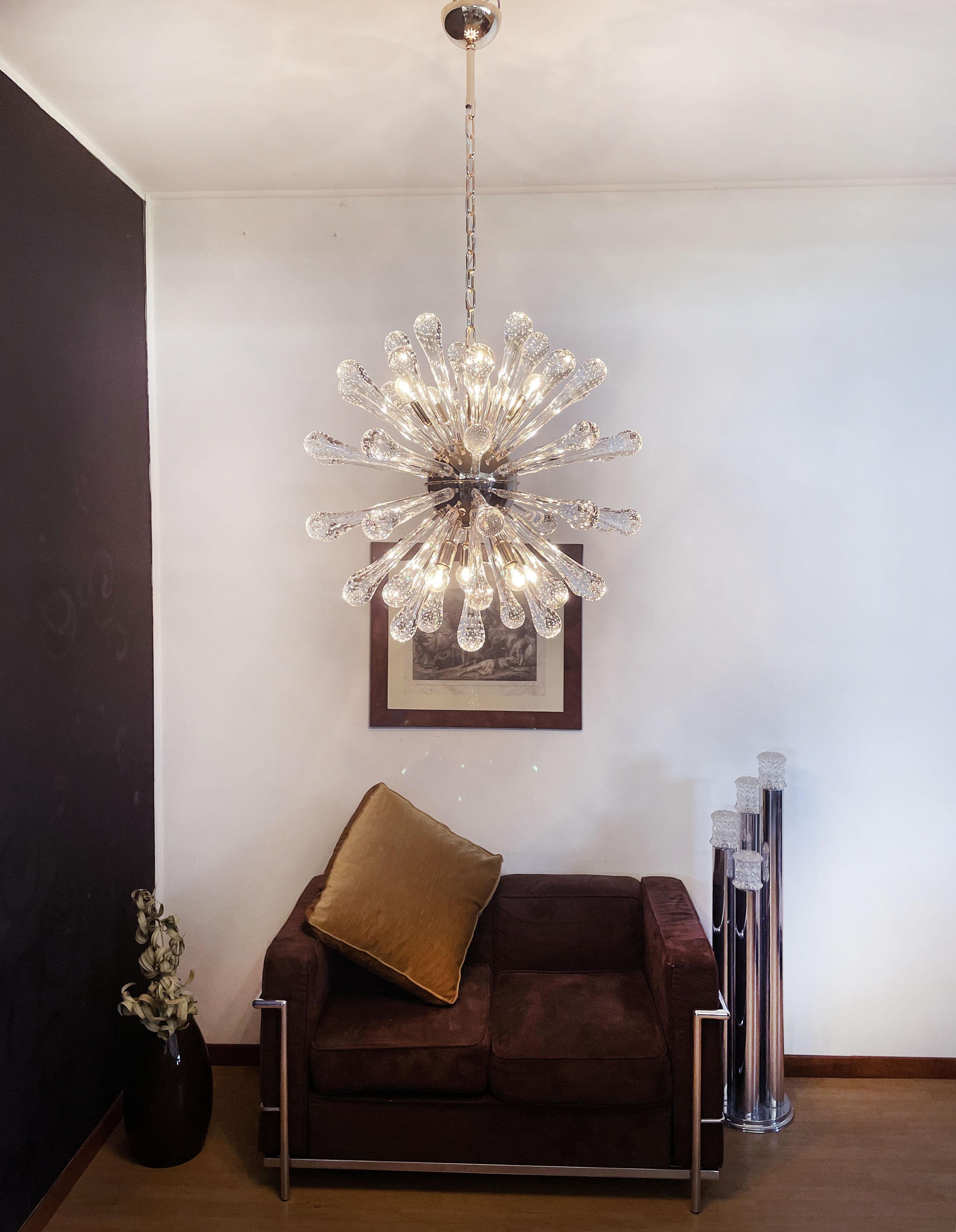 Fantastic Murano glass chandelier, sputnik with 50 superlative pulegosi glasses of the highest quality.
Completely restored structure in gold-plated metal.
With its refined, monochromatic palate and graphic silhouette, this piece is as versatile